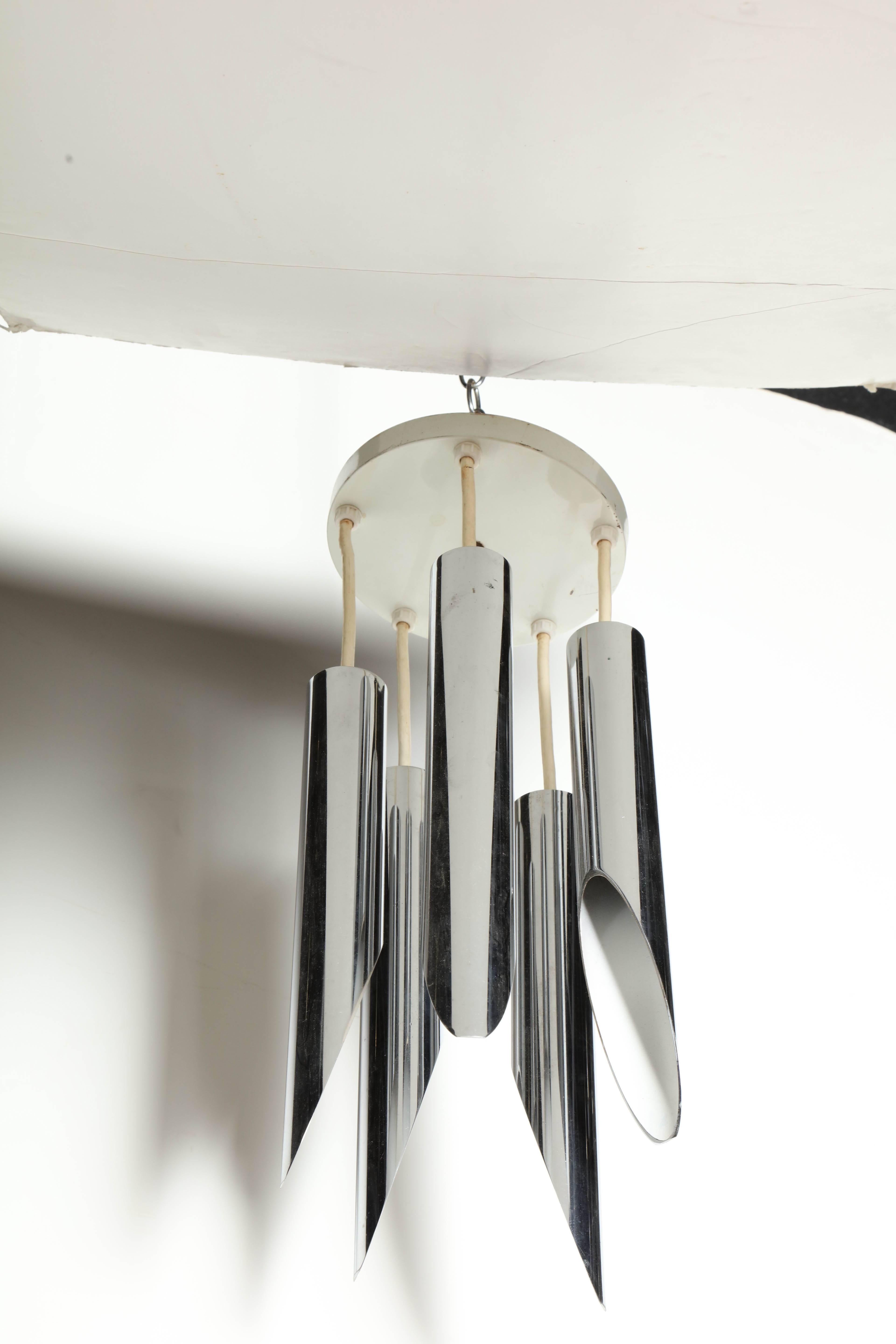 Moderne Robert Sonneman Chrom und Off-White emailliert Windspiel Hanging Pendant, um 1970. Mit fünf gestaffelten, variablen, abwechselnd höhenverstellbaren Chromrohren mit weißer Innenseite, runder emaillierter Metallkappe und verstellbaren