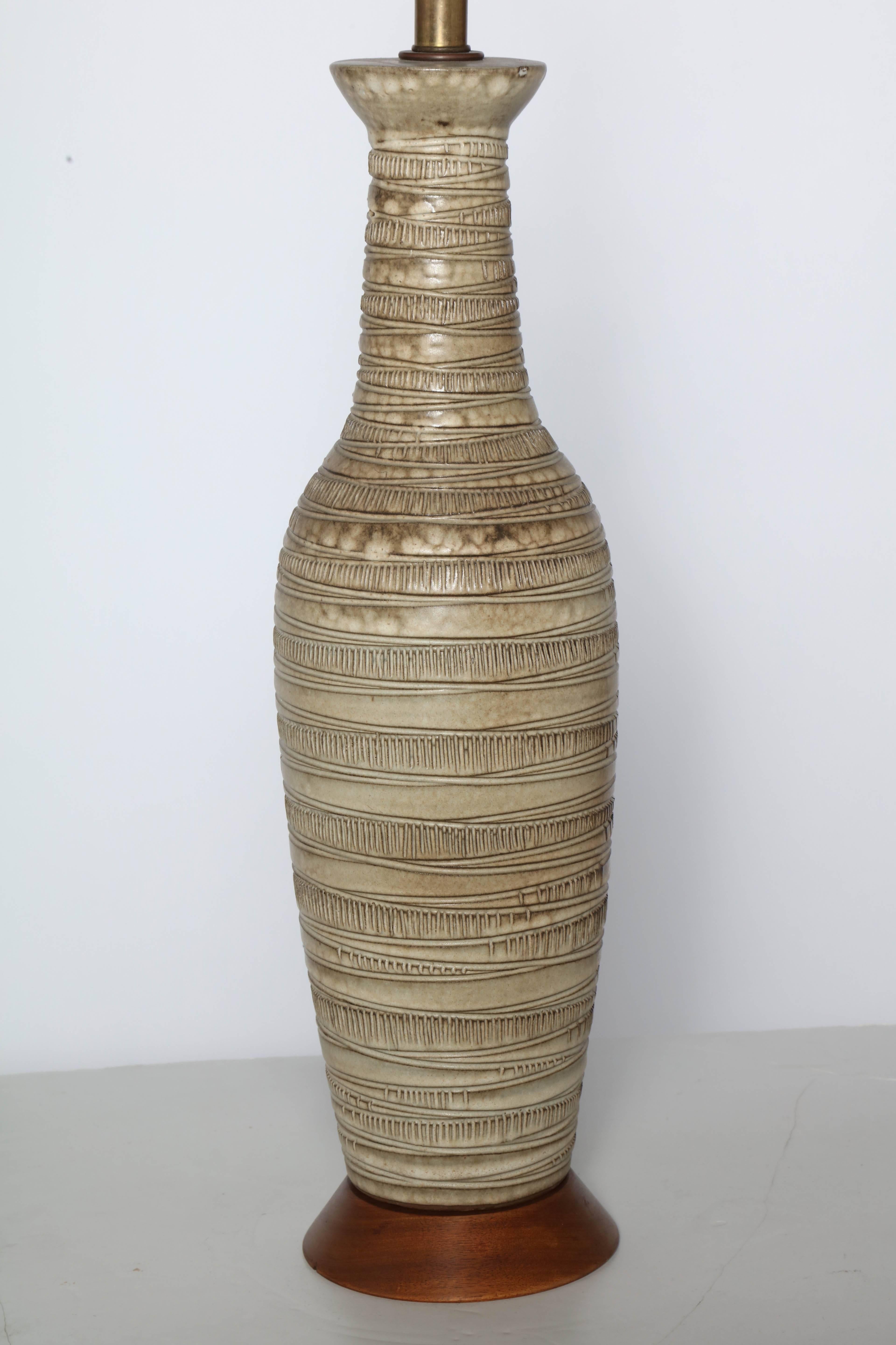 Lampe de table en céramique émaillée sgraffite fabriquée à la main par Lee Rosen pour Design/One. La forme classique d'une bouteille en poterie jetée au tour est une palette de terre naturelle en beige, taupe, coquille d'œuf et brun, avec une