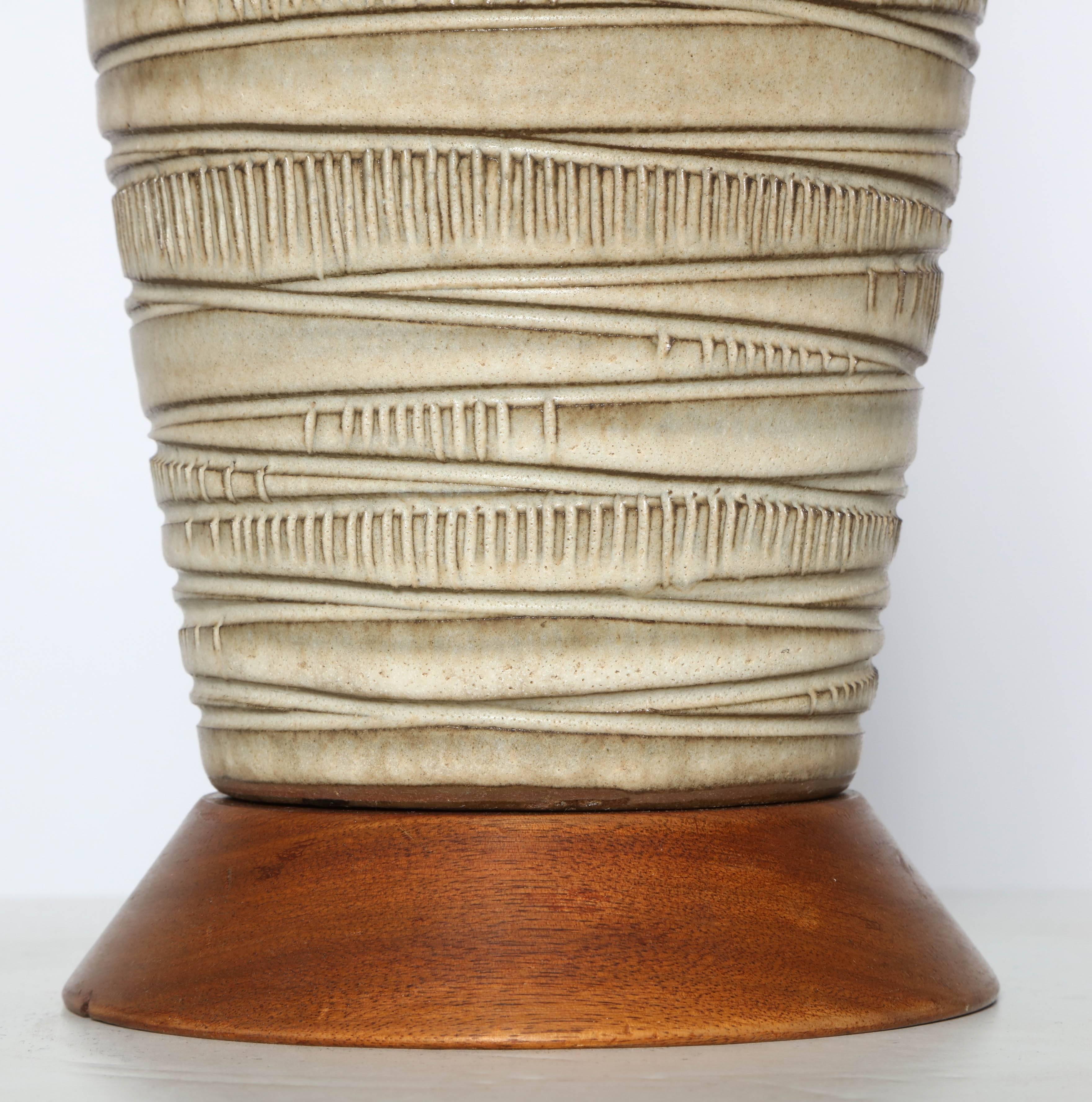 Milieu du XXe siècle Grande lampe de bureau Lee Rosen pour Design Technics Incized Natural Art Pottery, années 1960 en vente