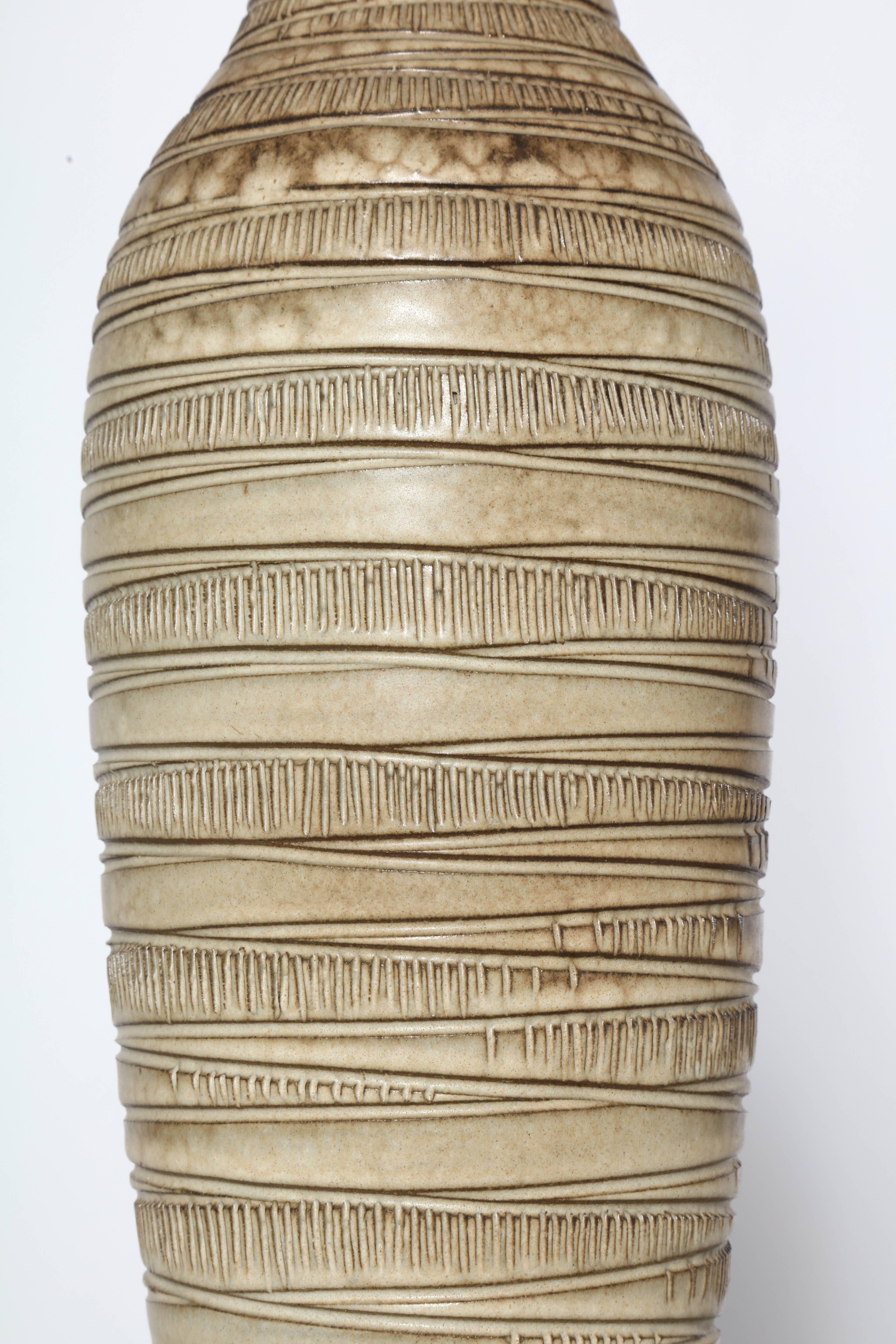 Mid-Century Modern Grande lampe de bureau Lee Rosen pour Design Technics Incized Natural Art Pottery, années 1960 en vente