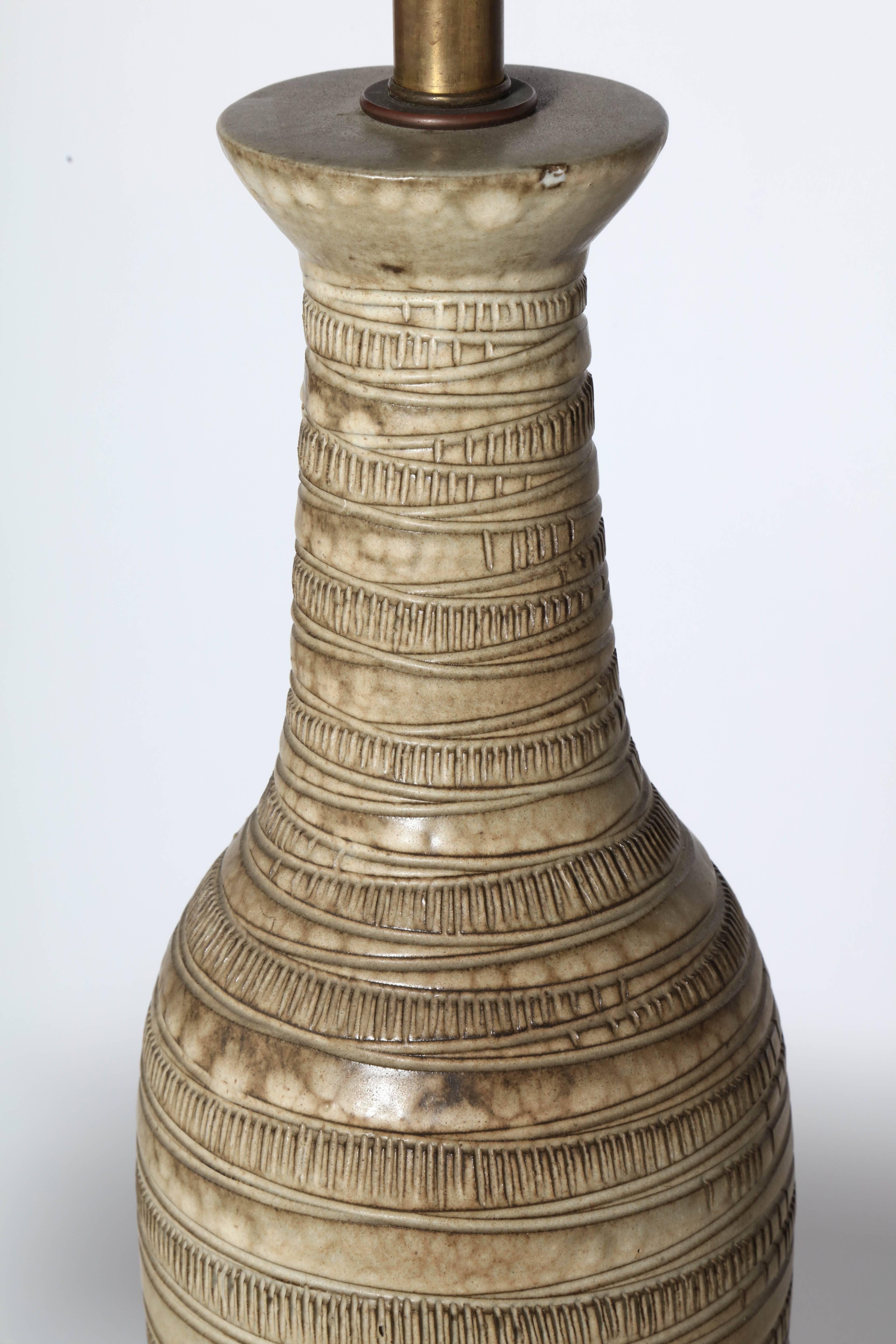 Americano Lampada da tavolo alta Lee Rosen per Design Technics in ceramica d'arte naturale incisa, anni '60 in vendita