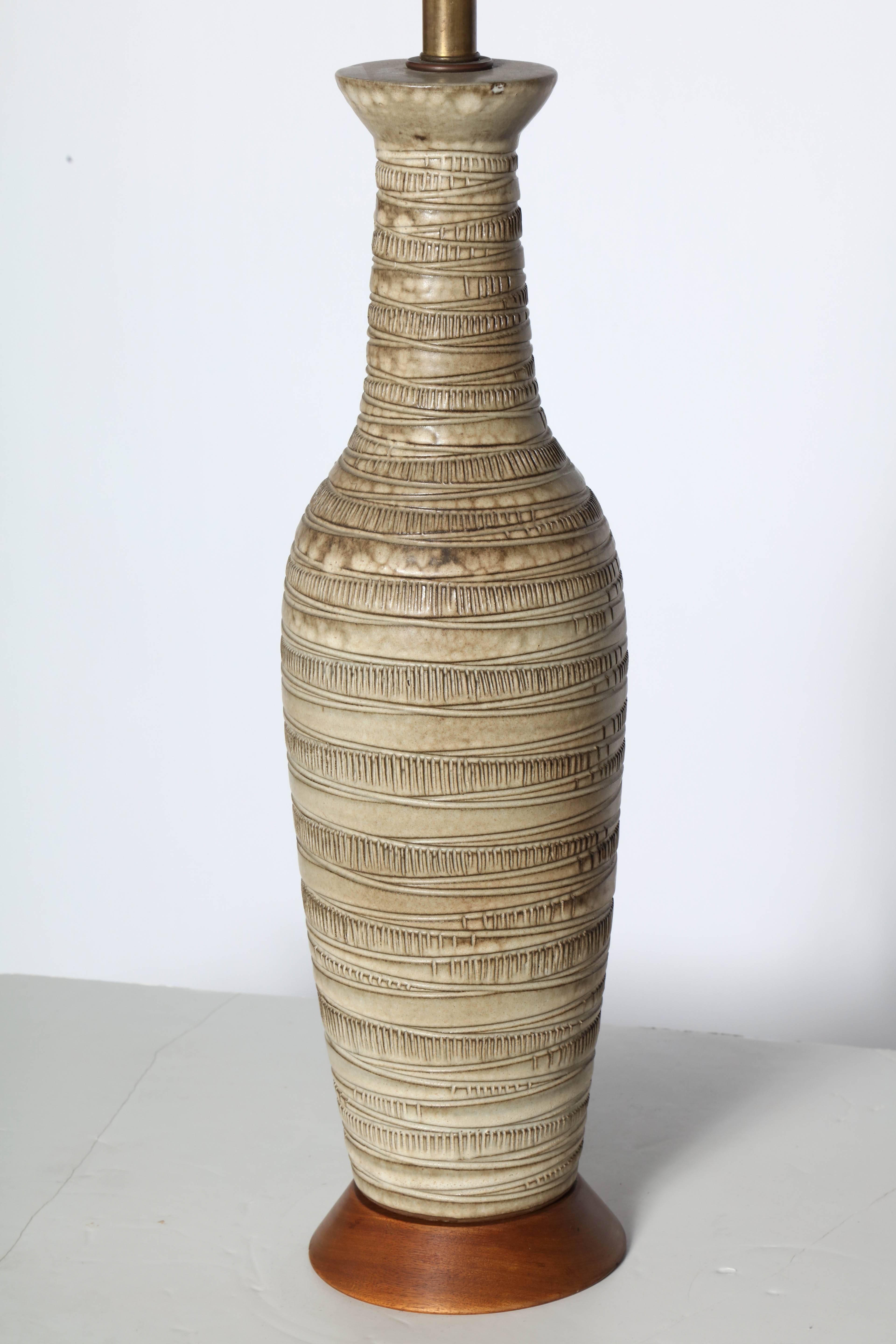 Tall Lee Rosen for Design Technics Incised Natural Art Pottery Table Lamp, 1960s In Good Condition For Sale In Bainbridge, NY