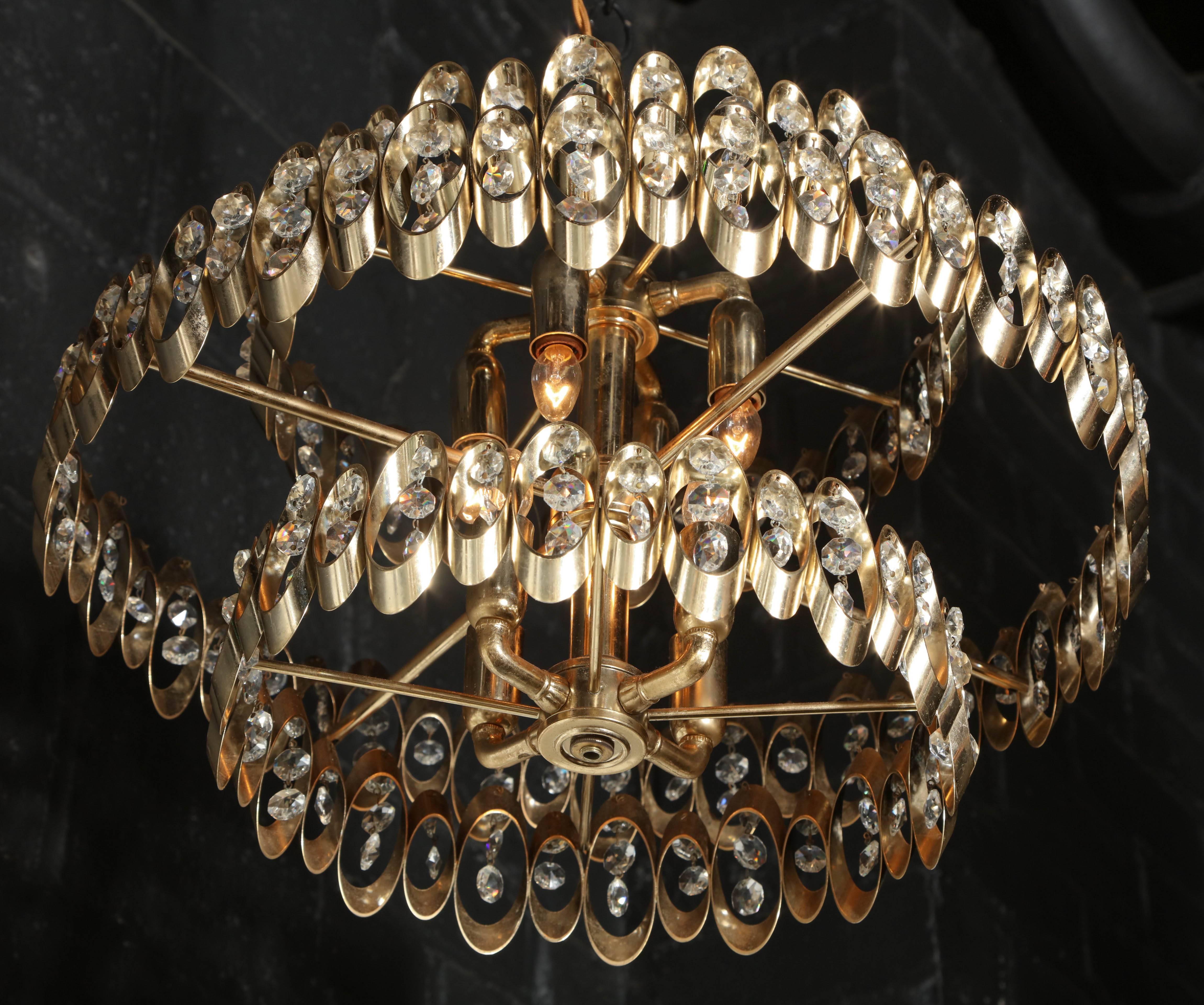 Hollywood Regency Lampe à suspension Gaetano Sciolari en laiton à trois niveaux avec cristaux en forme de gouttes multifacettes  en vente