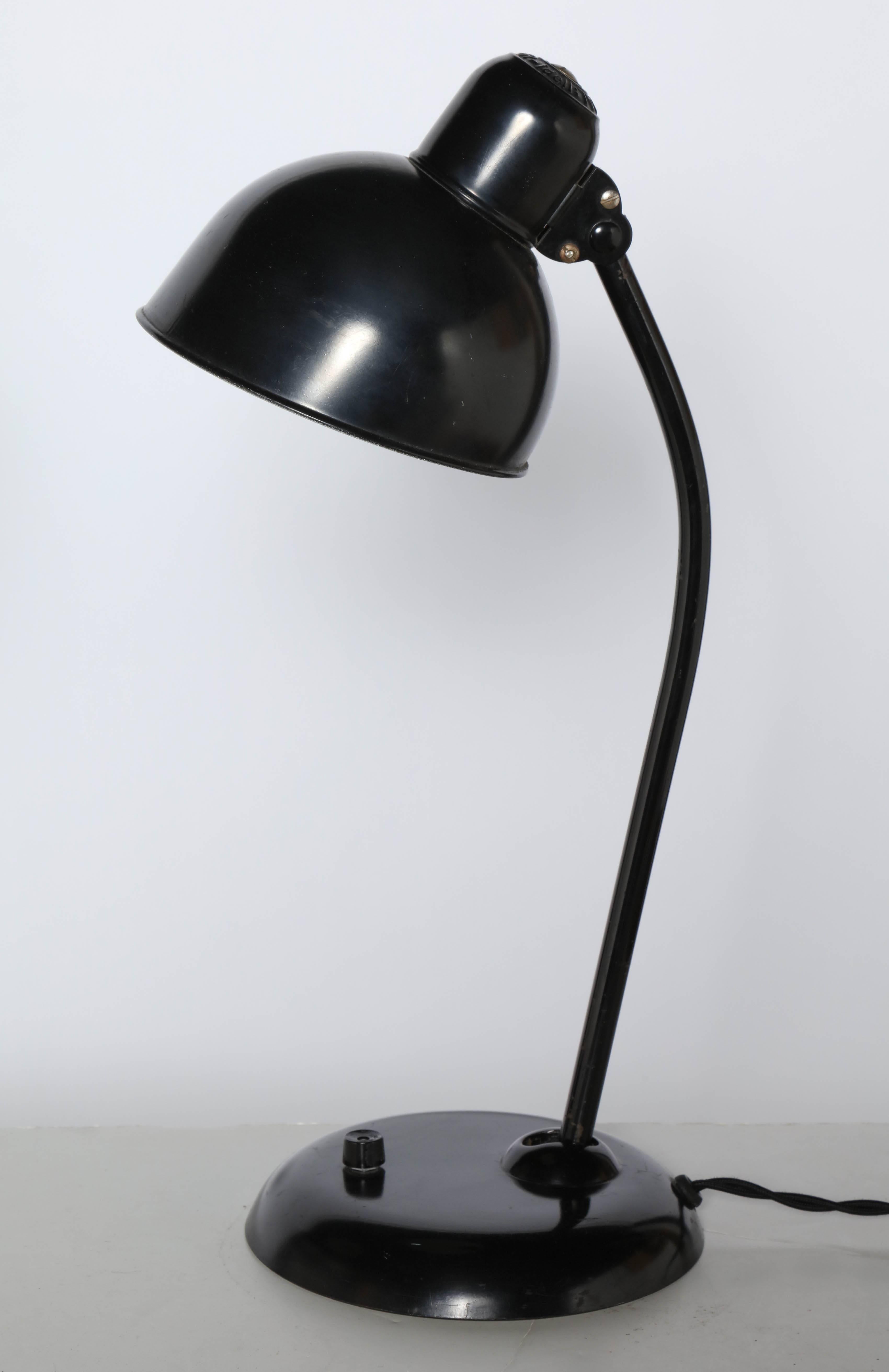 Allemand Paire de lampes de bureau noires «dell » de Christian Dell pour Kaiser n°6556, années 1930 en vente