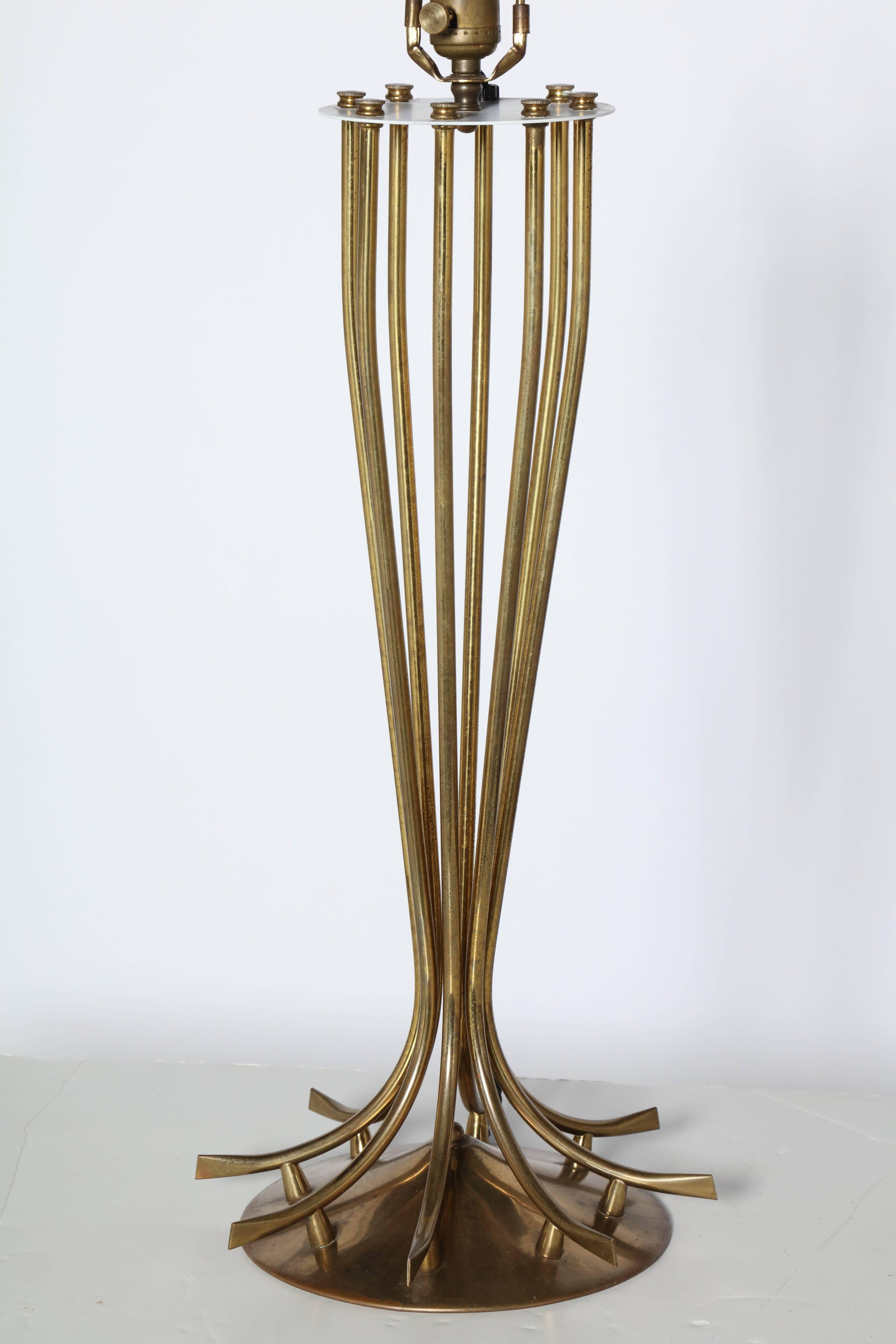 Sustancial Lámpara de Mesa Moderna Francesa de Latón. Con forma de corsé bajo, ocho radios de latón, soportes elevados y base redonda abocinada detallada con una tapa de metal esmaltado en blanco. Escultura. Lírica. Iluminación de declaración. 