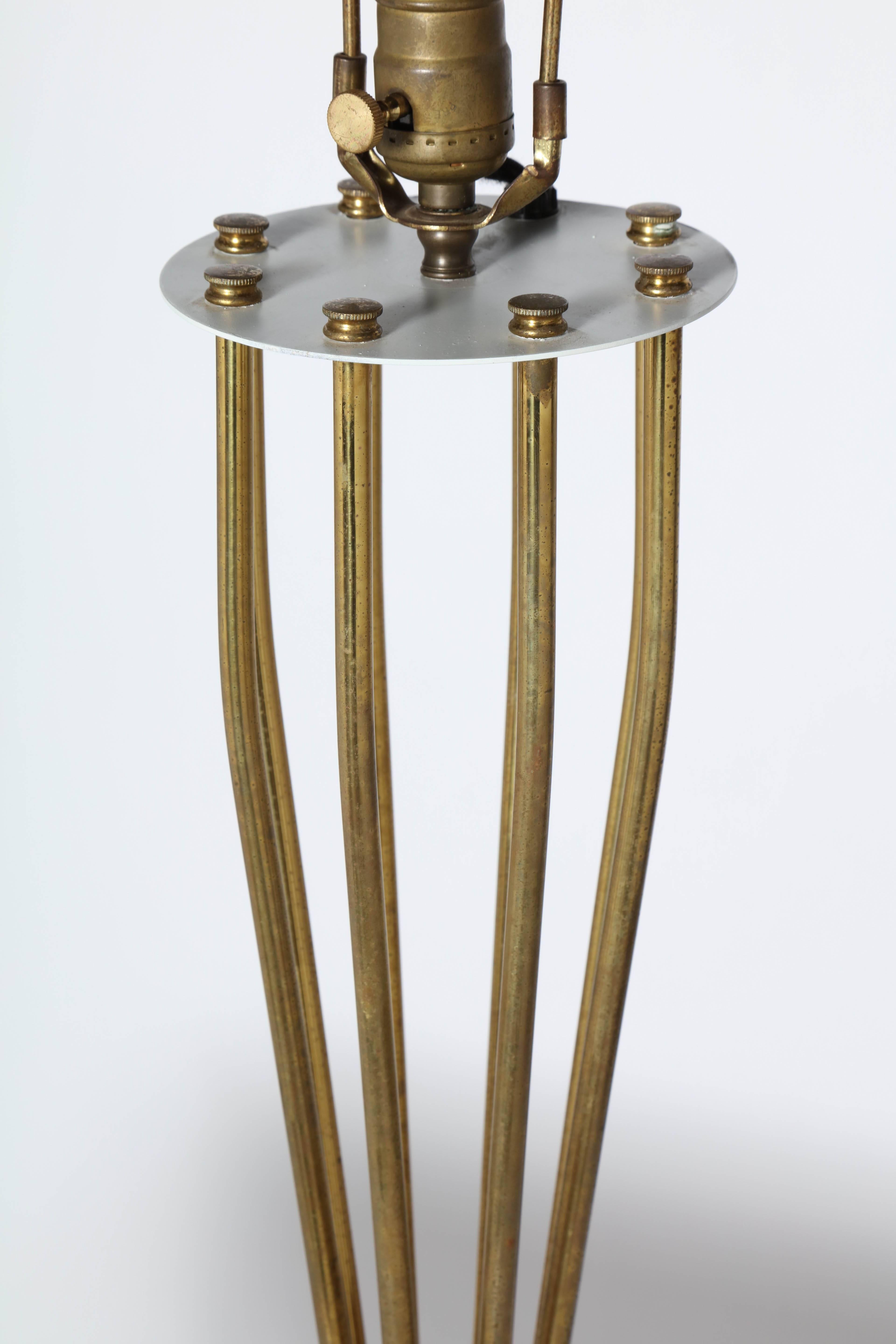 Lámpara de mesa alta de latón estilo 