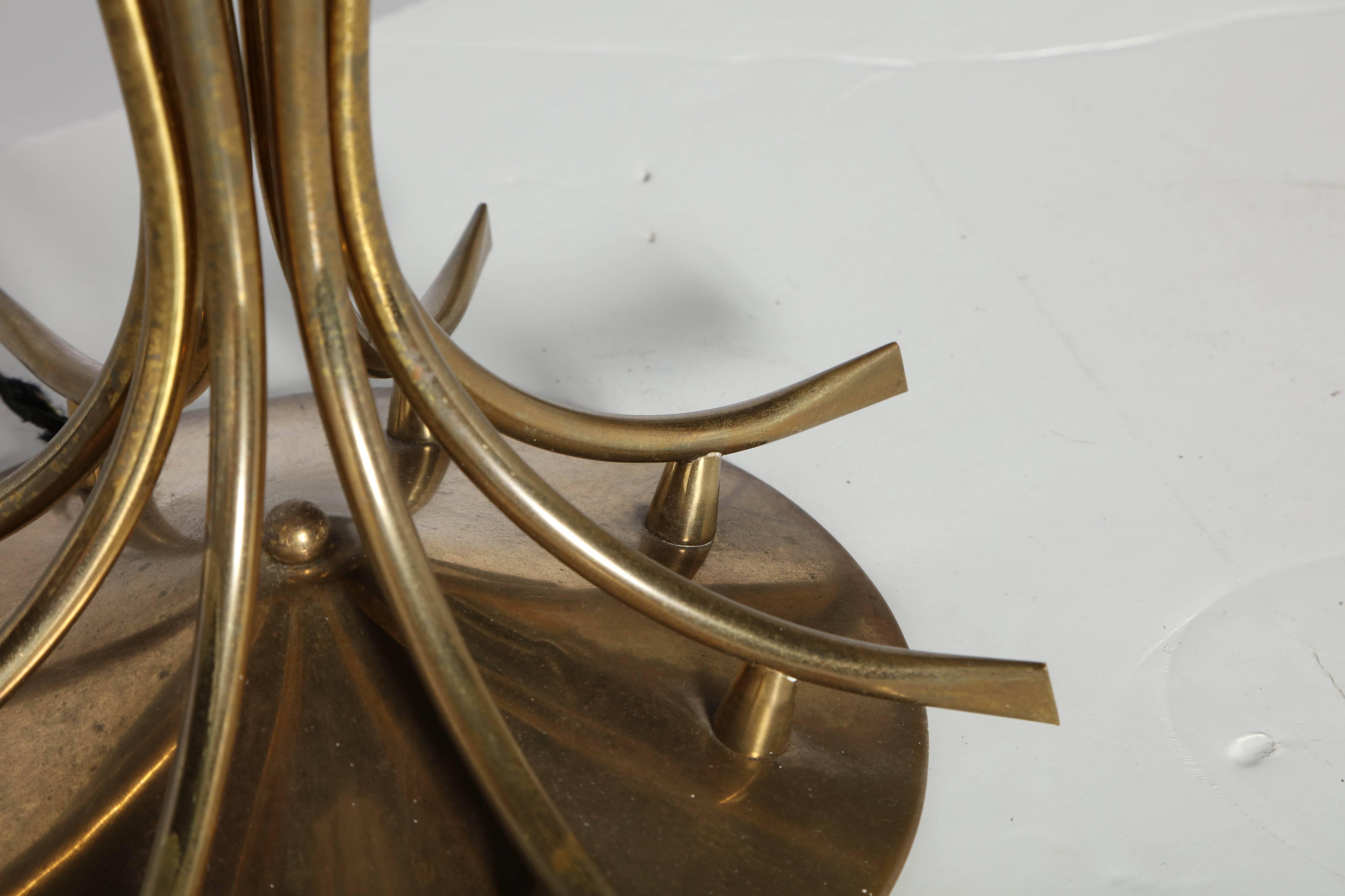 Lámpara de mesa alta de latón estilo 