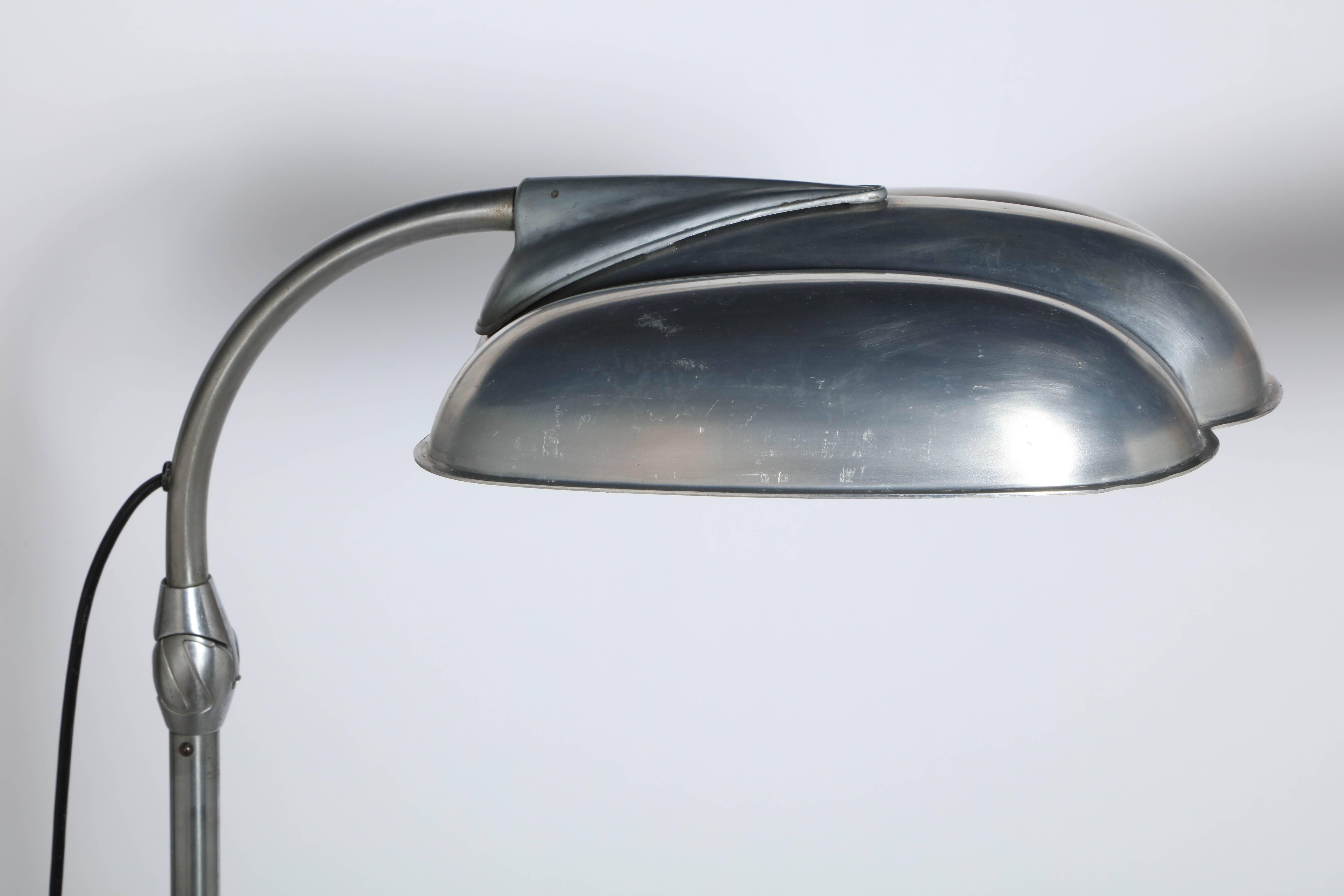 Sperti Inc. Raymond Loewy Style Aluminium & Gusseisen Verstellbare Stehleuchte, 1940 (Gegossen) im Angebot