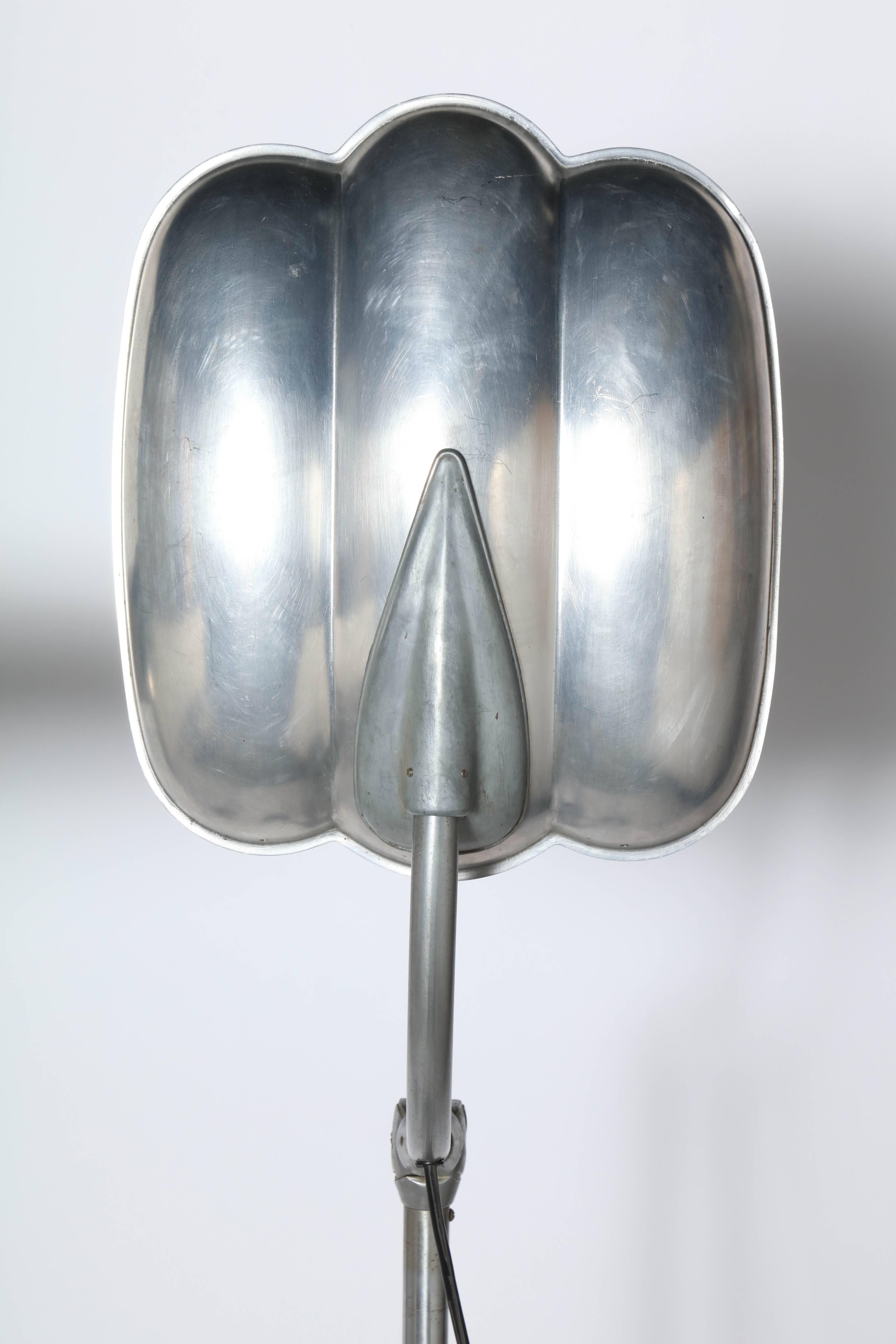 Sperti Inc. Raymond Loewy Style Aluminium & Gusseisen Verstellbare Stehleuchte, 1940 im Zustand „Gut“ im Angebot in Bainbridge, NY