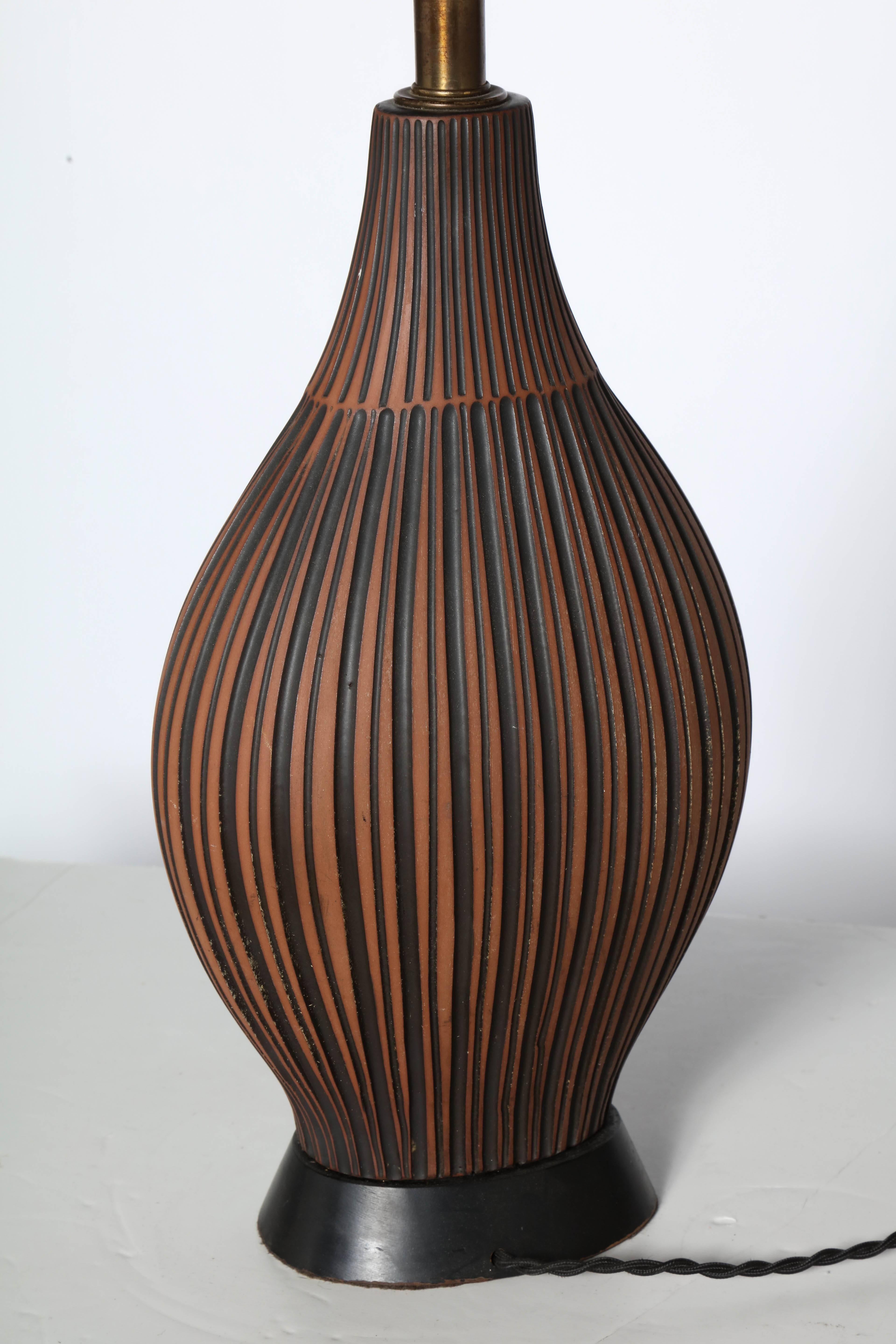 Lee Rosen for Design-Technics Style Terracotta & Black Pottery Table Lamp In Good Condition For Sale In Bainbridge, NY