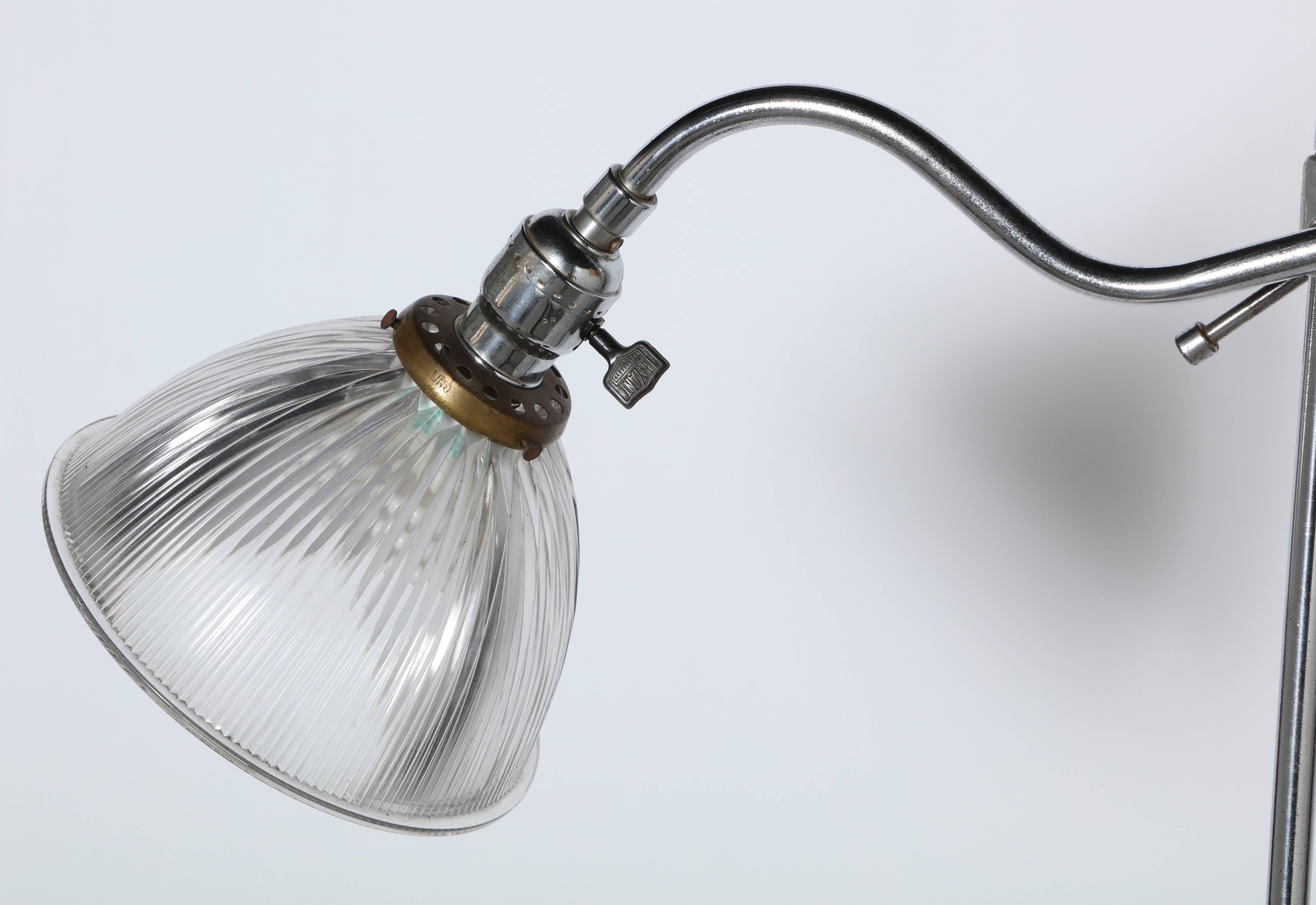 Circa 1930 Gusseisen und Chrom Stehlampe mit Holophan-Schirm (amerikanisch) im Angebot