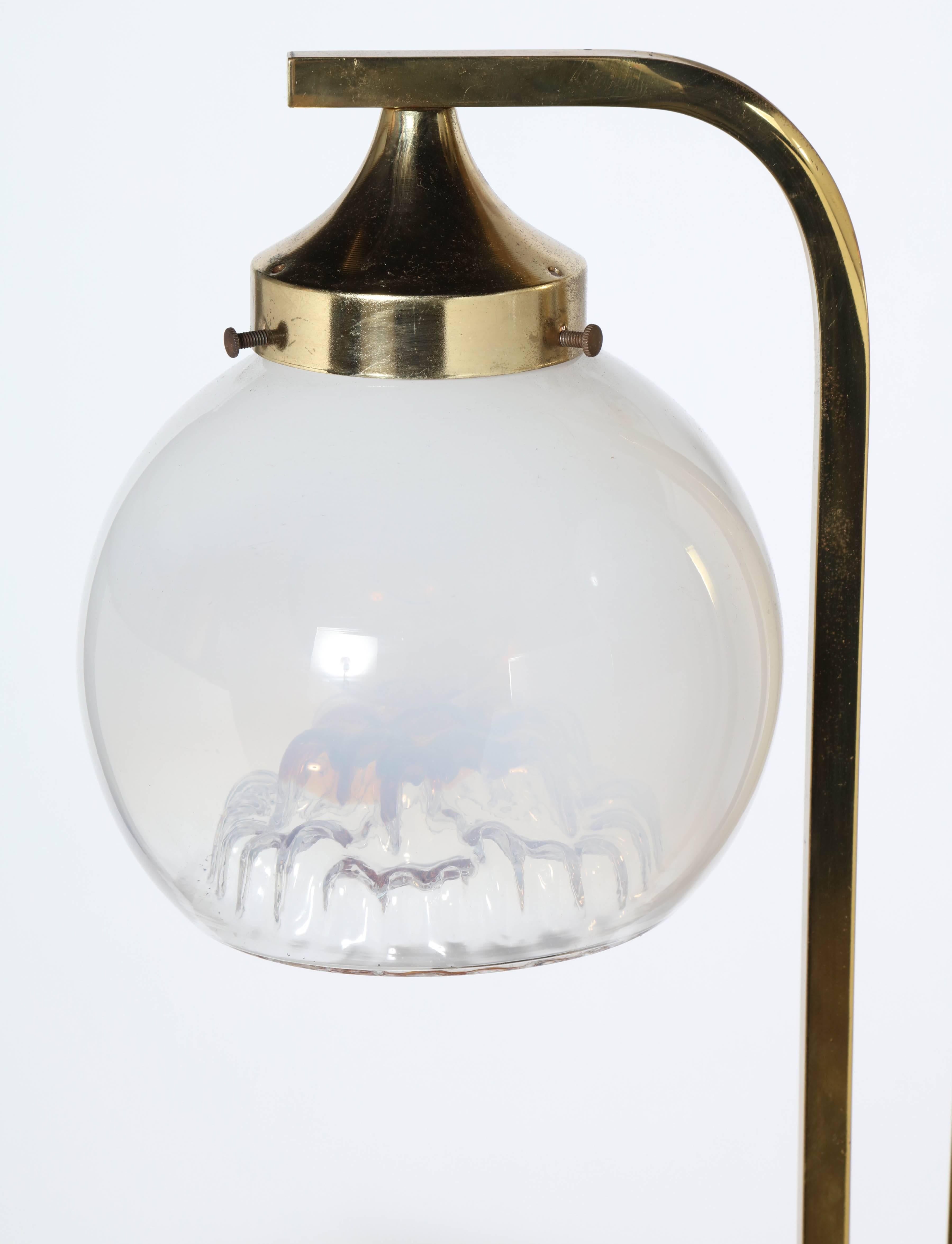 italien Lampe de bureau « Fontaine » de A. V. Mazzega avec trois abat-jour en verre d'art dépoli de Murano en vente