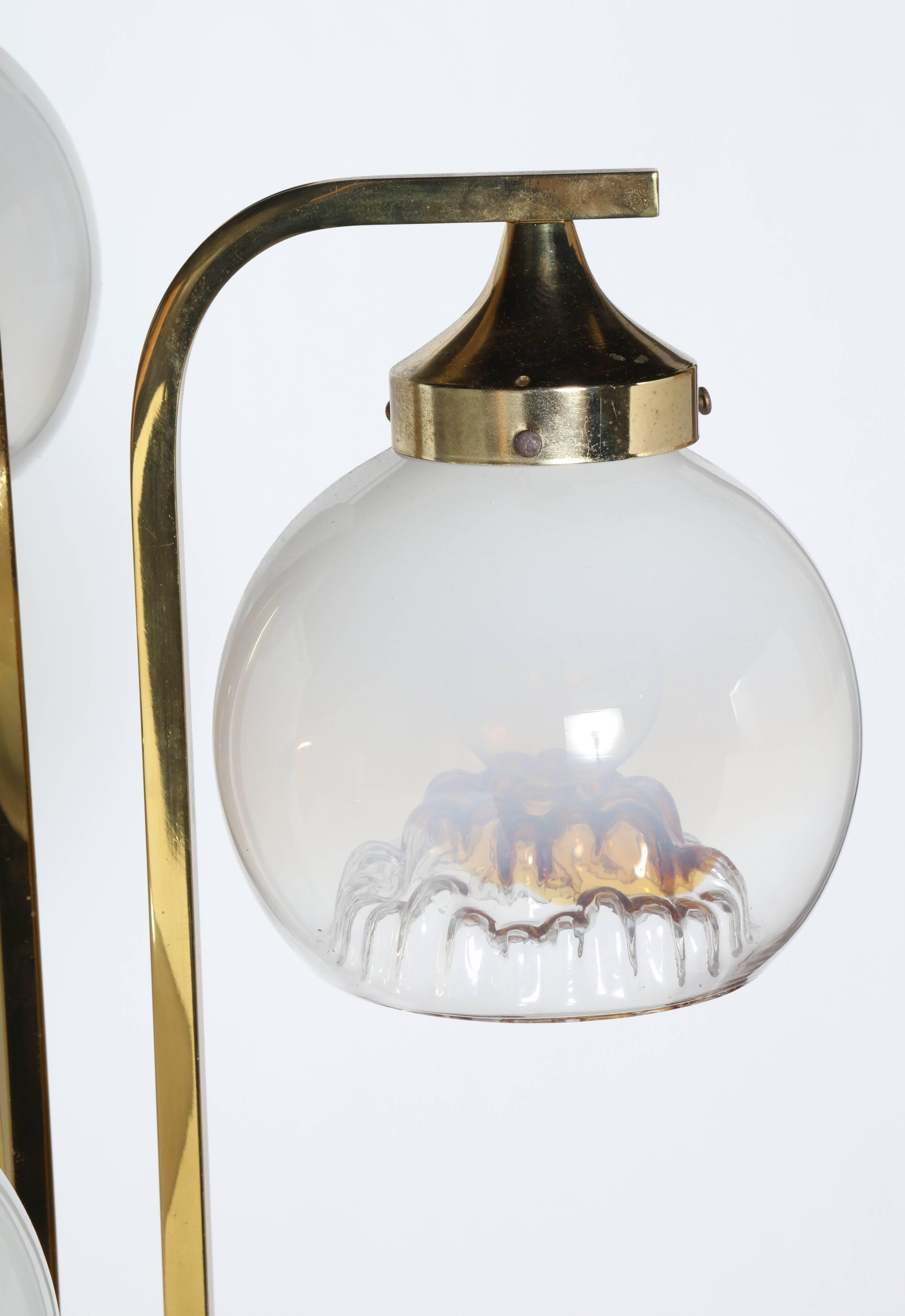 Plaqué Lampe de bureau « Fontaine » de A. V. Mazzega avec trois abat-jour en verre d'art dépoli de Murano en vente