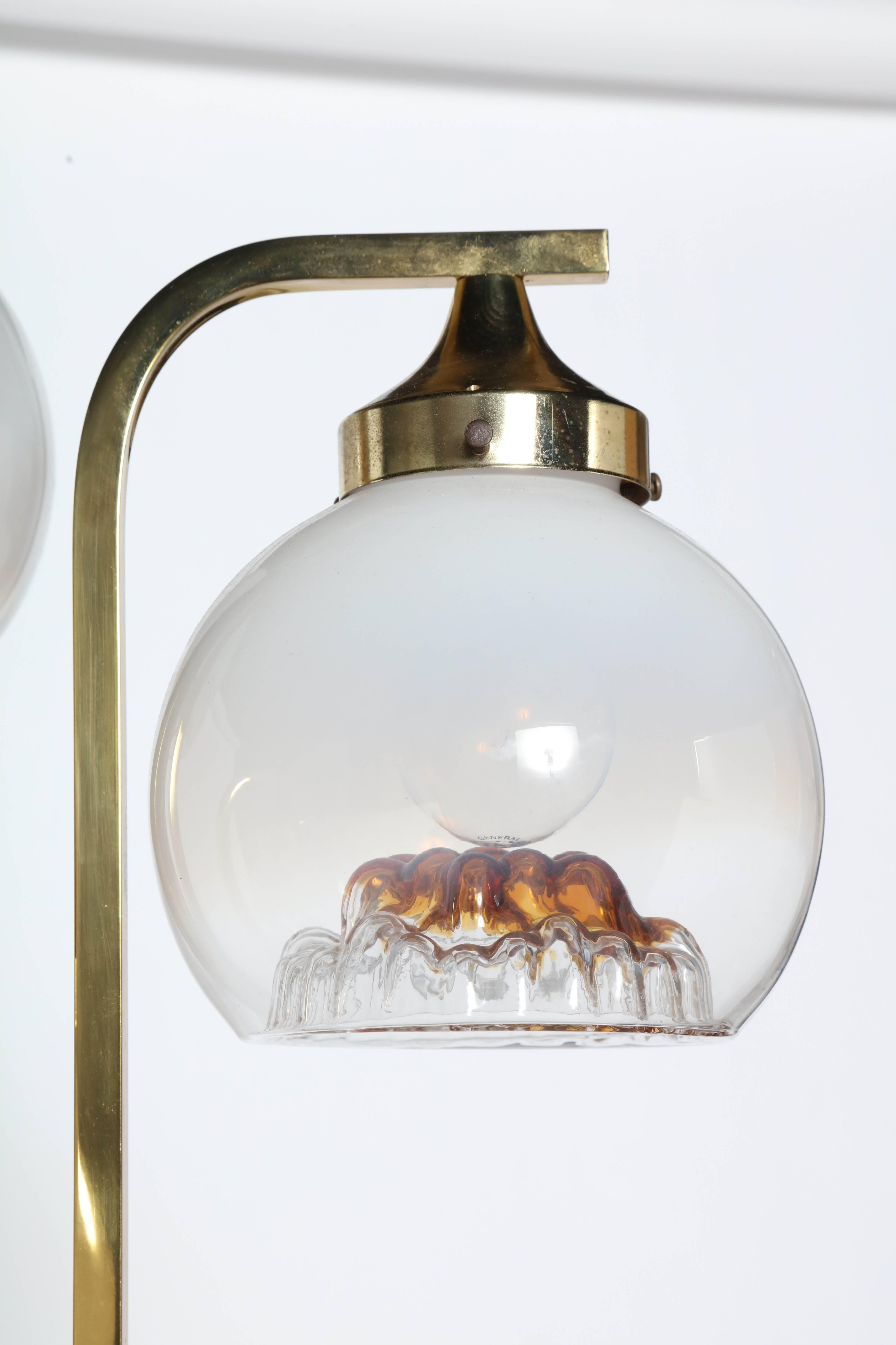 Lampe de bureau « Fontaine » de A. V. Mazzega avec trois abat-jour en verre d'art dépoli de Murano Bon état - En vente à Bainbridge, NY