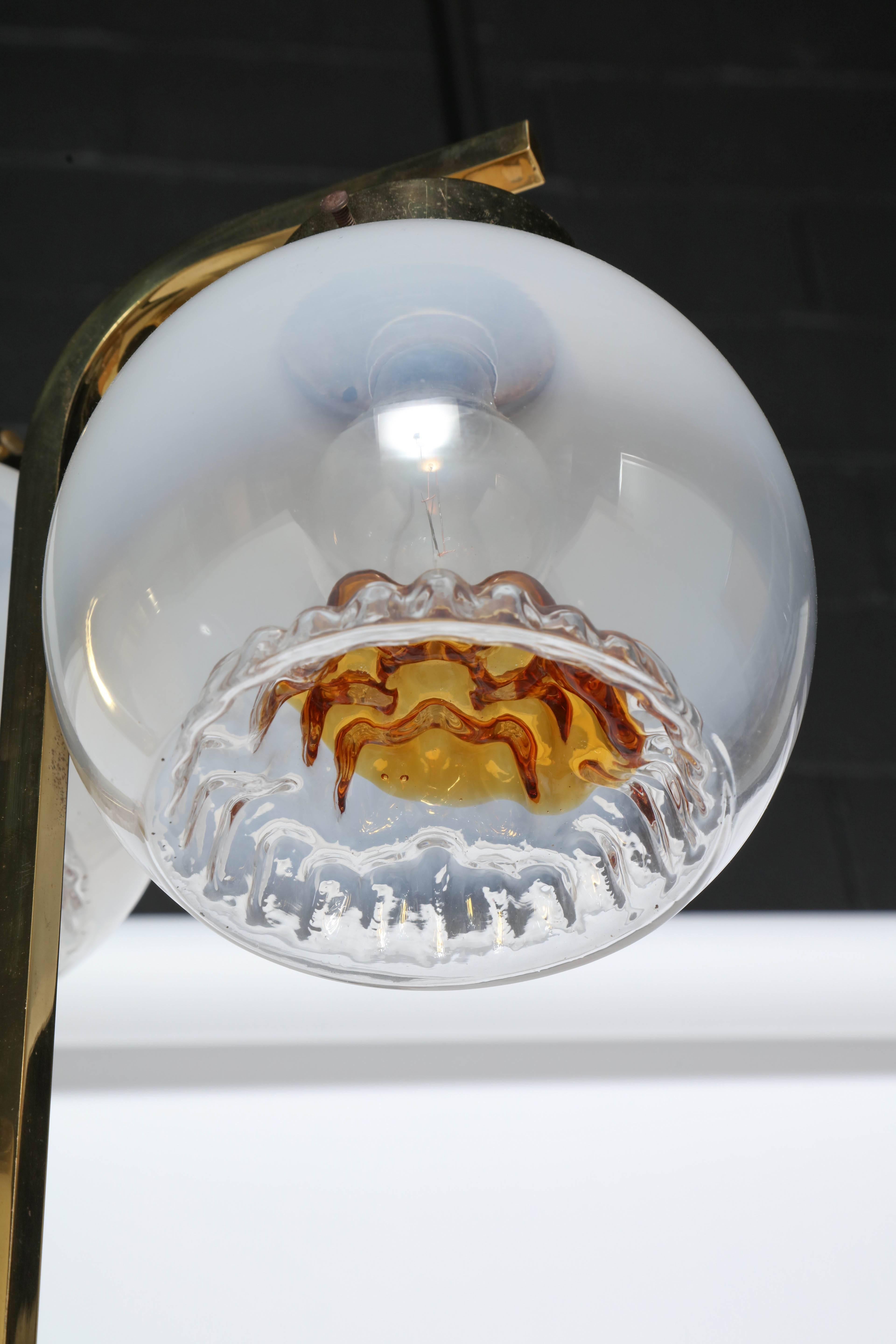 Milieu du XXe siècle Lampe de bureau « Fontaine » de A. V. Mazzega avec trois abat-jour en verre d'art dépoli de Murano en vente