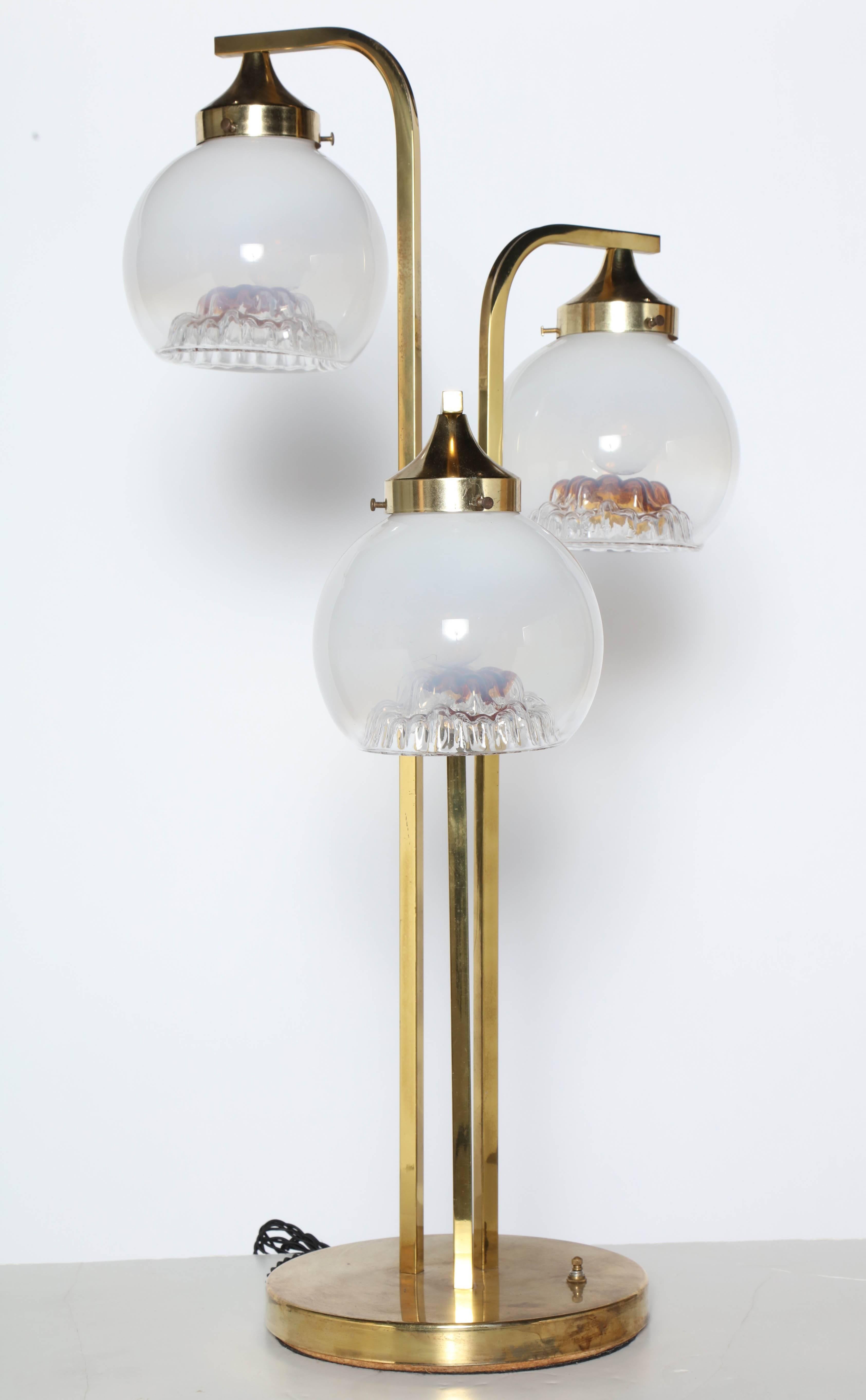 A. V. Mazzega: „Brunnen“-Tischlampe mit drei mattierten Muranoglas-Schirmen im Angebot 3