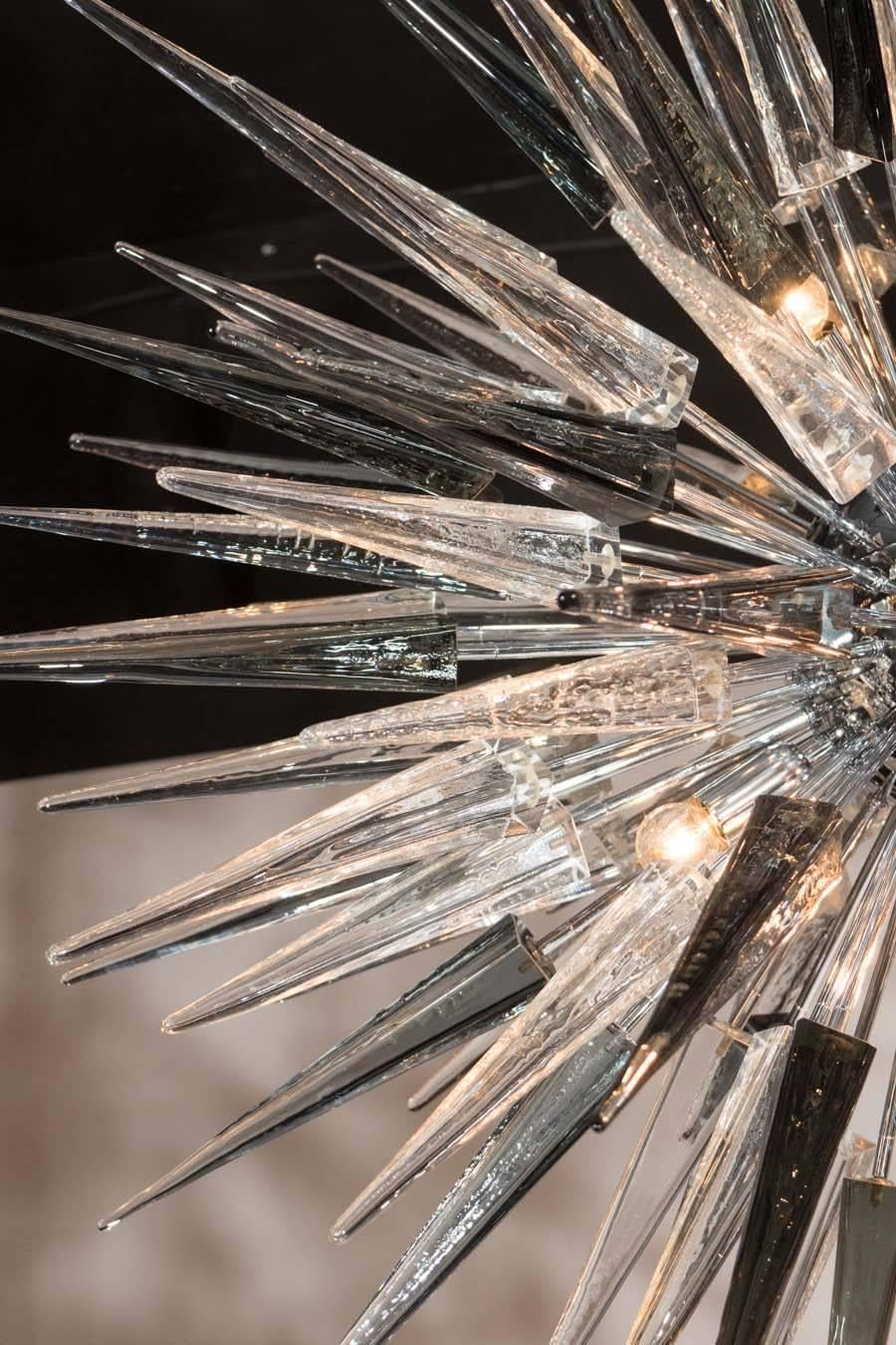 Italiano Lampadario modernista a stella in vetro di Murano fumé soffiato a mano in nichel lucido in vendita