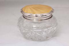 Art Deco Pulverglas aus Sterlingsilber und Guilloche-Emaille, montiert aus geschliffenem Kristall