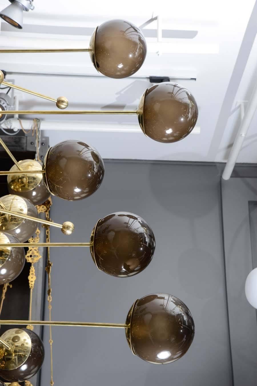 Brass Vertical Chandelier with Murano Glass Globes, Glustin Luminaires Creation In Excellent Condition In Saint-Ouen, IDF