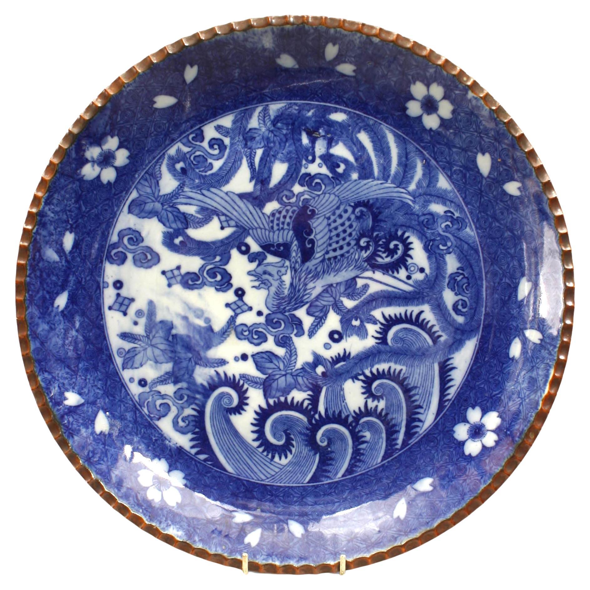 Chargeur chinois en porcelaine bleue et blanche