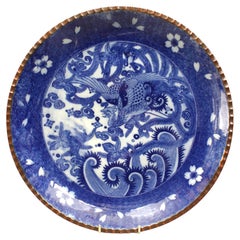 Chargeur chinois en porcelaine bleue et blanche