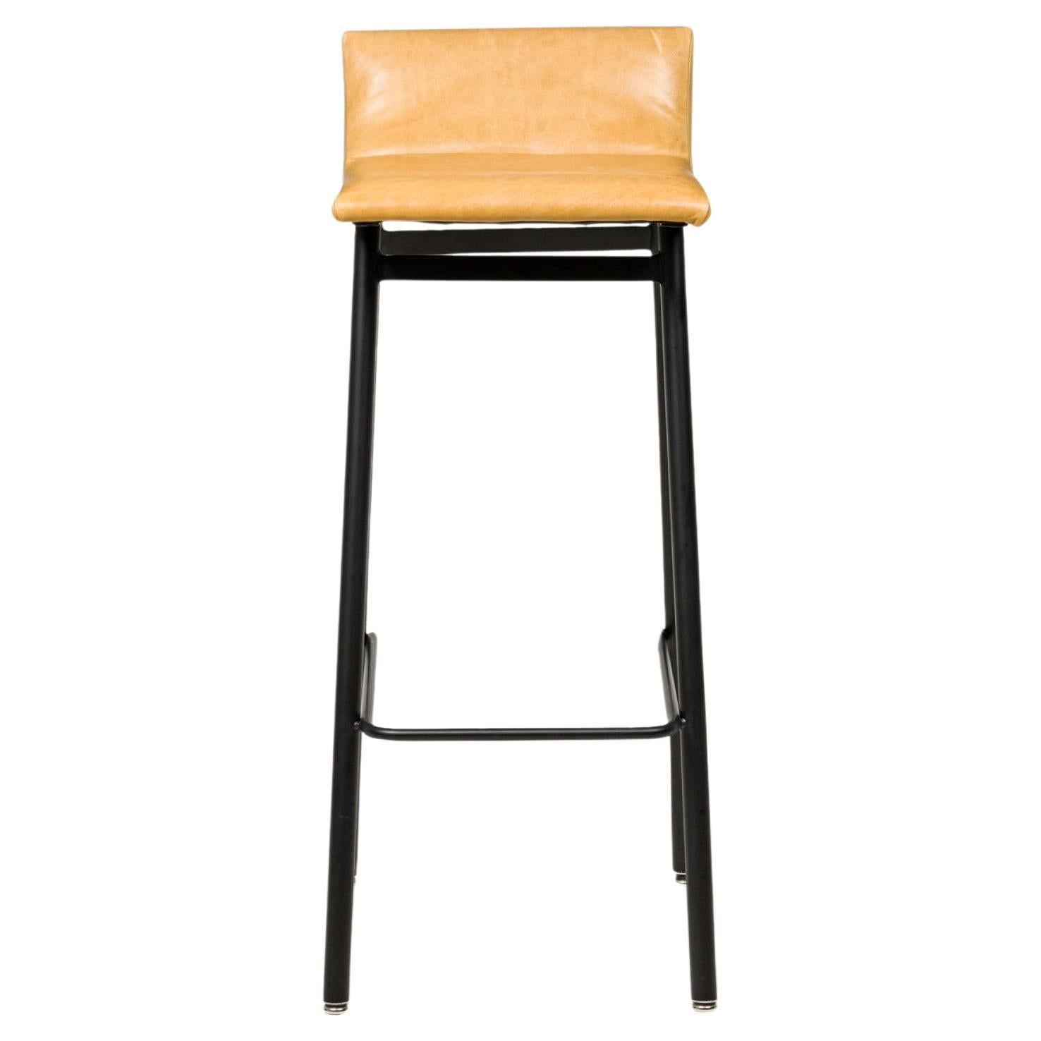 Ensemble de 4 tabourets de bar Vista en émail noir avec sièges rembourrés moutarde en vente