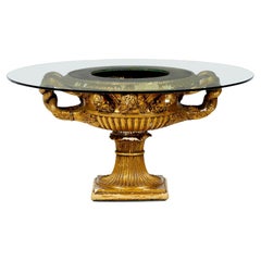 Mesa de centro con urna y jardinera de cristal y yeso dorado de alto estilo James Mont
