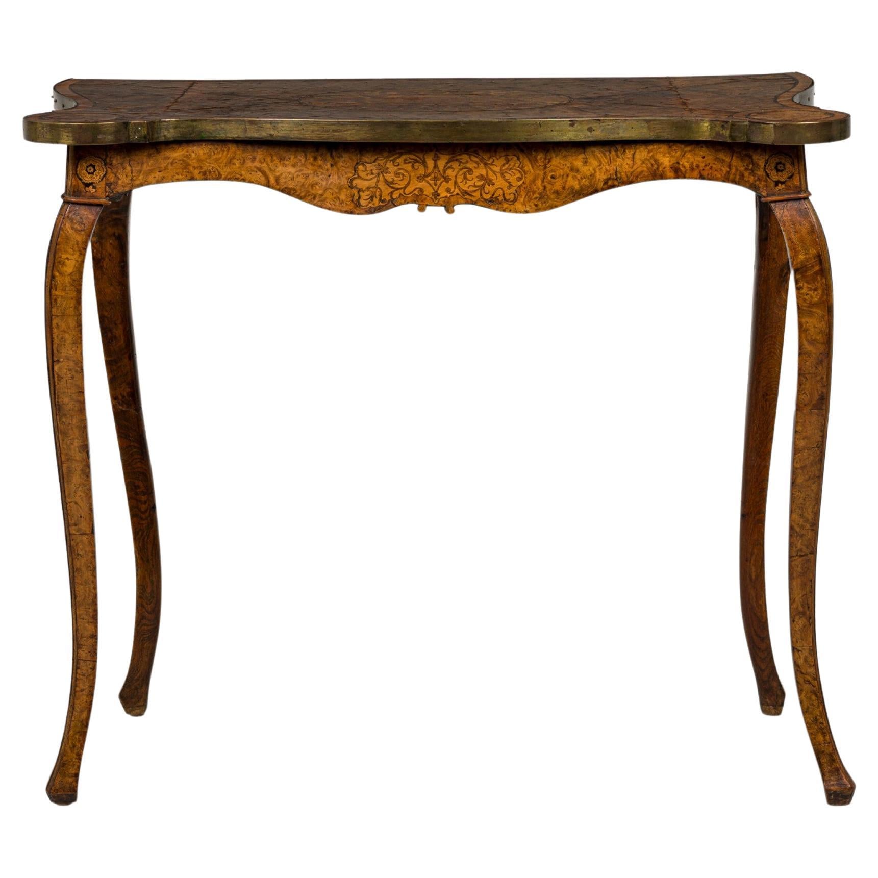 Table console ancienne en orme hollandais incrusté de laiton en vente