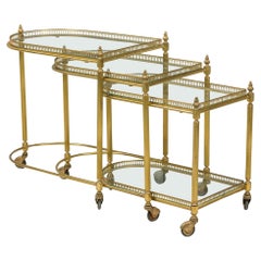 Satz von 3 Maison Jansen Mid-Century French Brass Rolling Nesting Tables