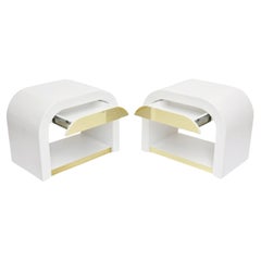 Coppia di comodini a cascata in ottone e smalto, nello stile di Karl Springer