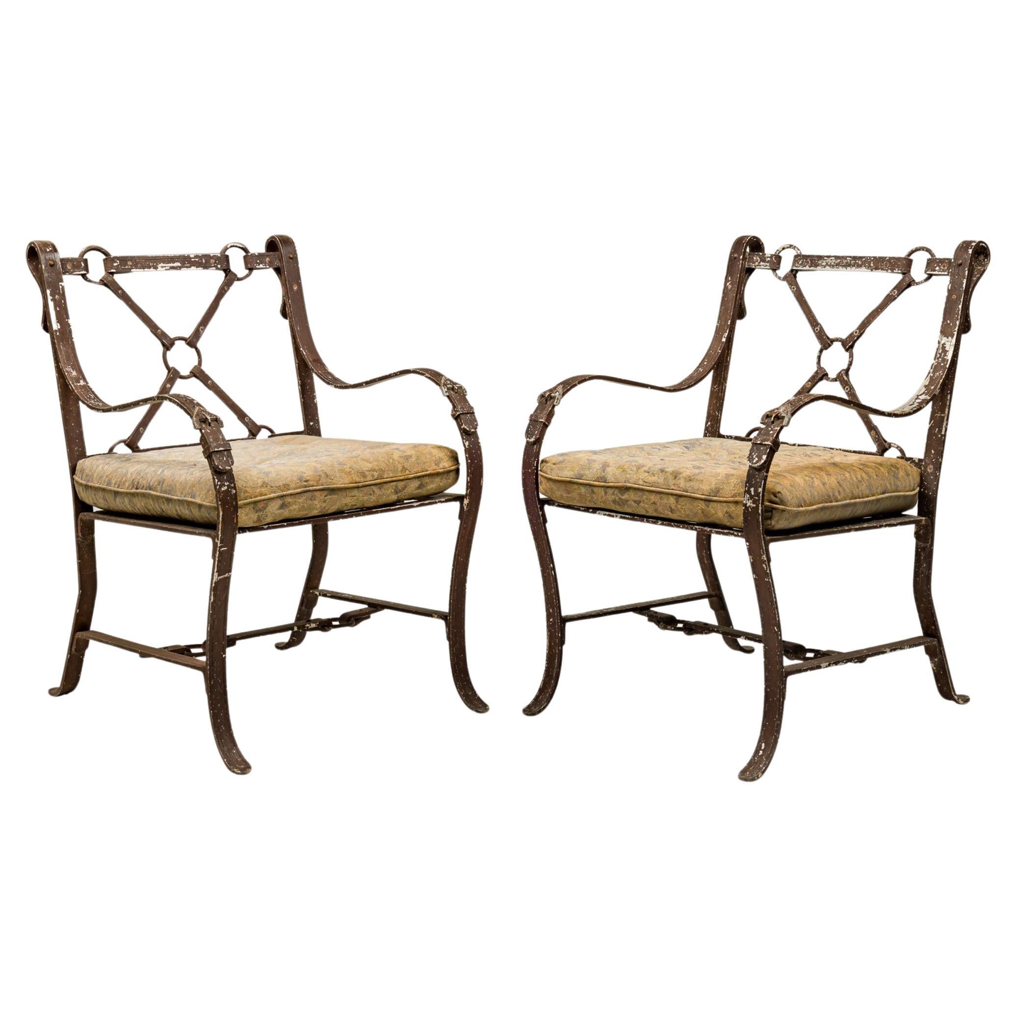 Ensemble de 4 fauteuils de salon / fauteuils en aluminium peint et faux cuir en forme de sangle en vente