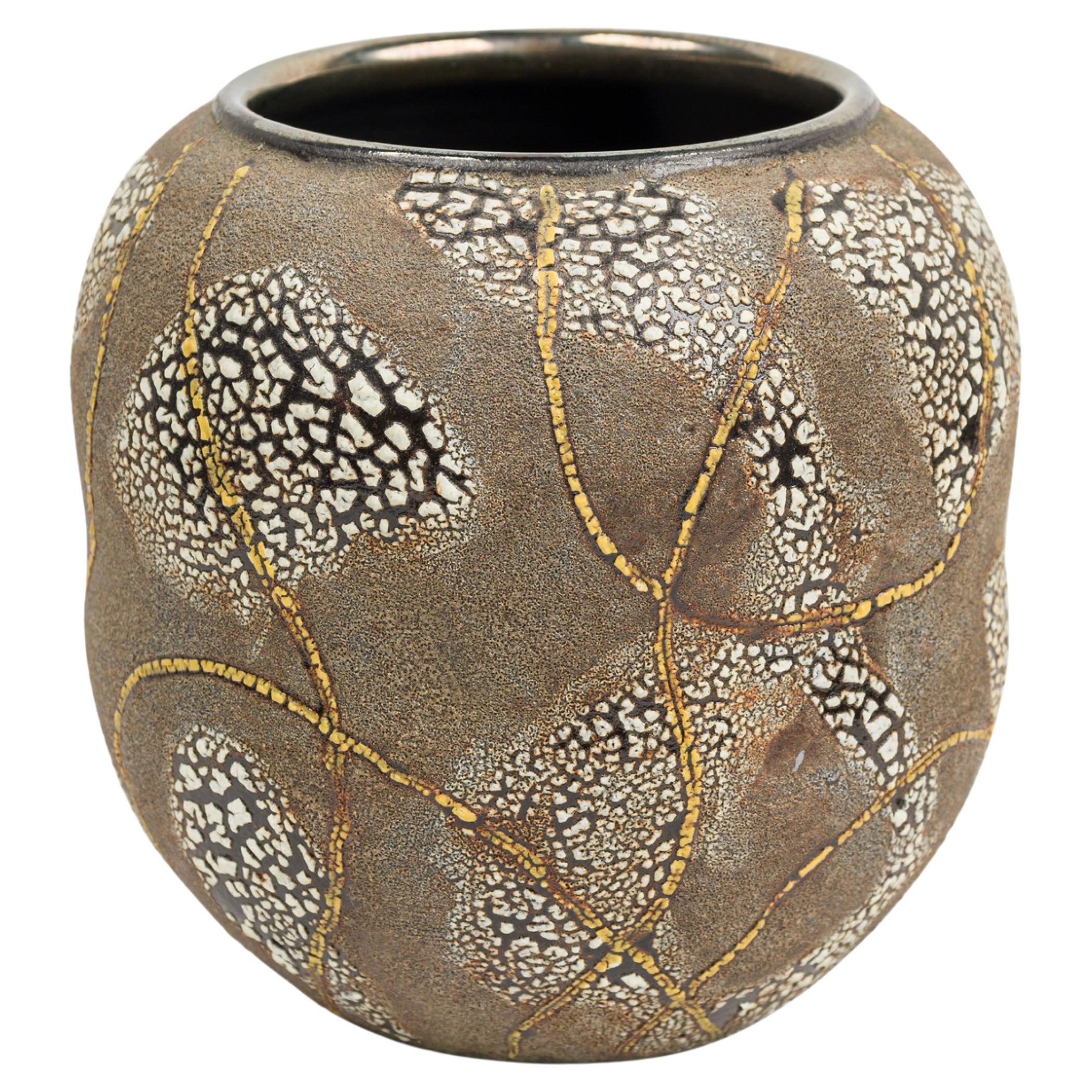 Gary Dipasquale Vaso di zucca grigio-marrone con linea astratta di corteccia bianca