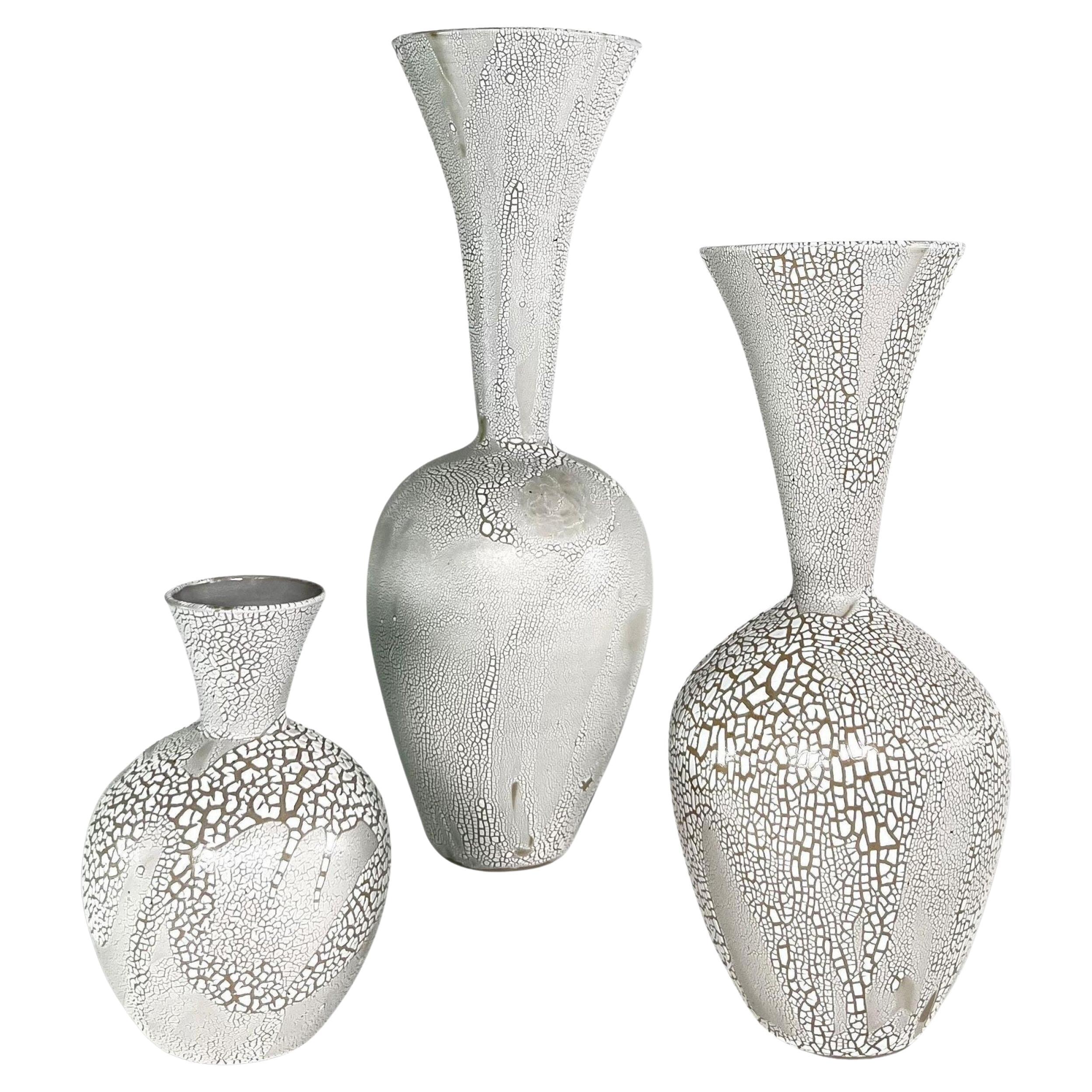 Gruppo di 3 vasi in ceramica smaltata a chiazze bianche, Daric Harvie in vendita