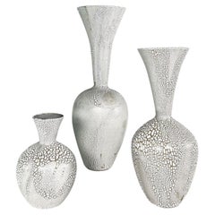 Gruppo di 3 vasi in ceramica smaltata a chiazze bianche, Daric Harvie