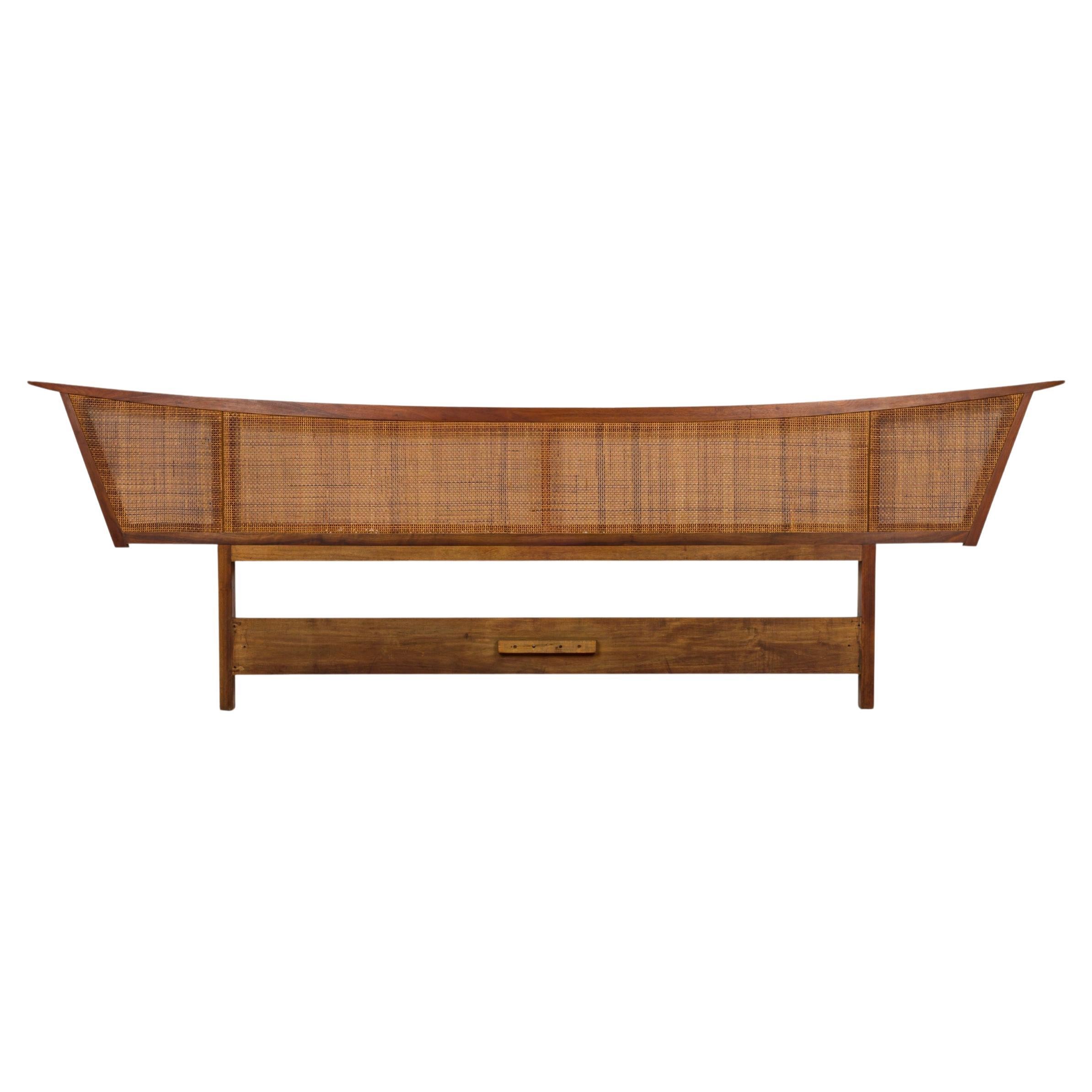 George Nakashima para Widdicomb Furniture Co. Cabecero "Sundra" de nogal con cañas