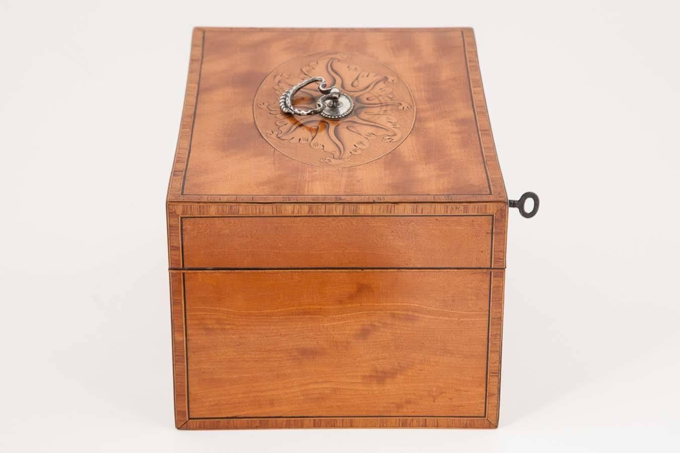 18th century Satinwood Tea Caddy with original interior In Excellent Condition In London, GB
