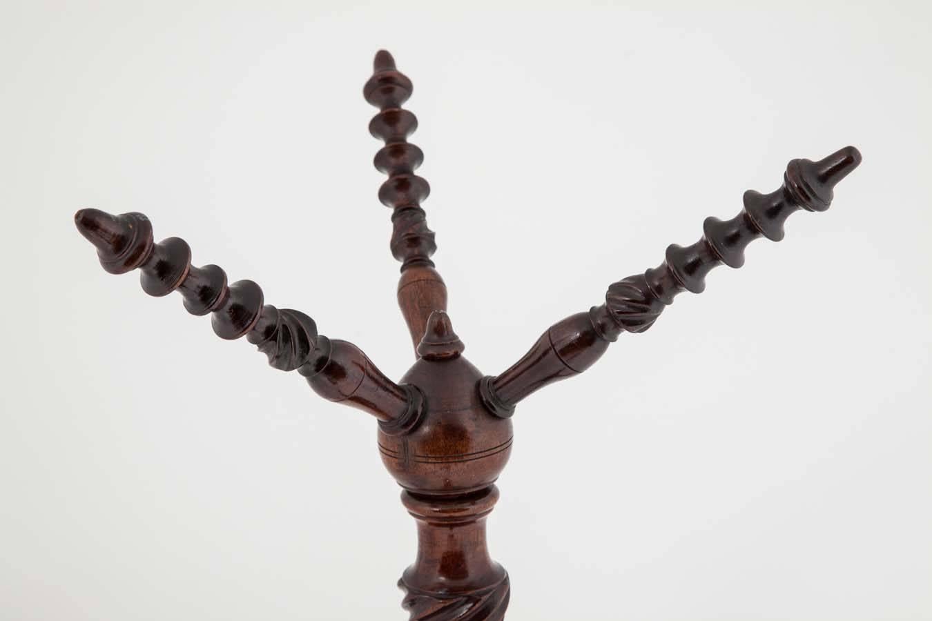 A rare 18th century mahogany bowl stand, the turned wood revolving cat on a tripod base with spiral lobbing.
 