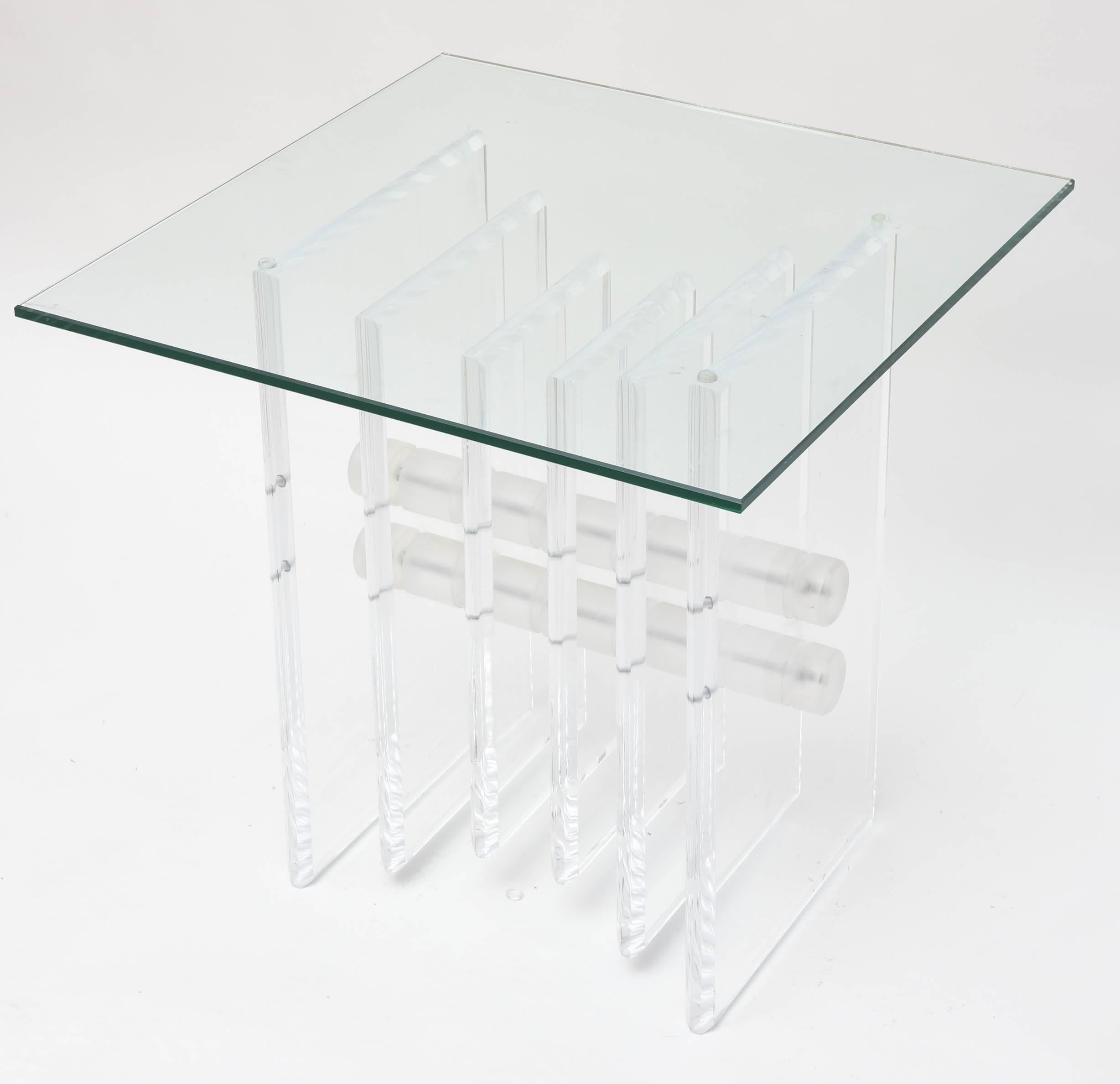 Fait main Base de table d'appoint en verre et lucite mi-siècle moderne en vente
