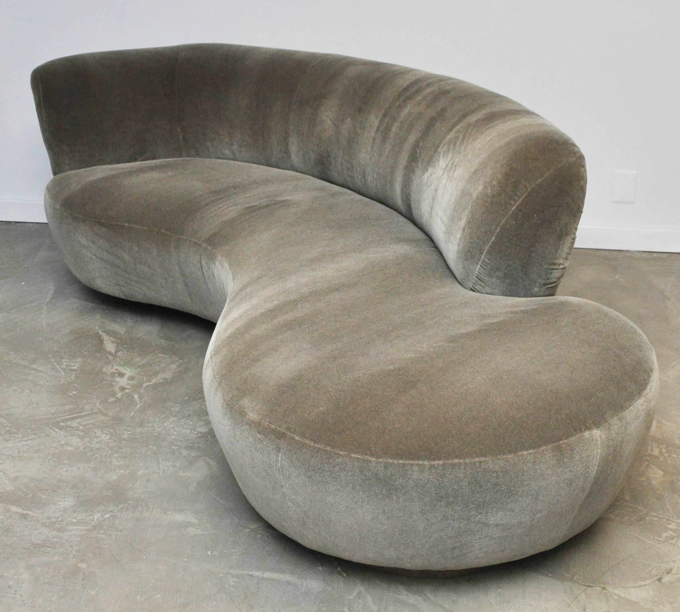 Vladimir Kagan Serpentine Sofa In Excellent Condition In Chicago, IL