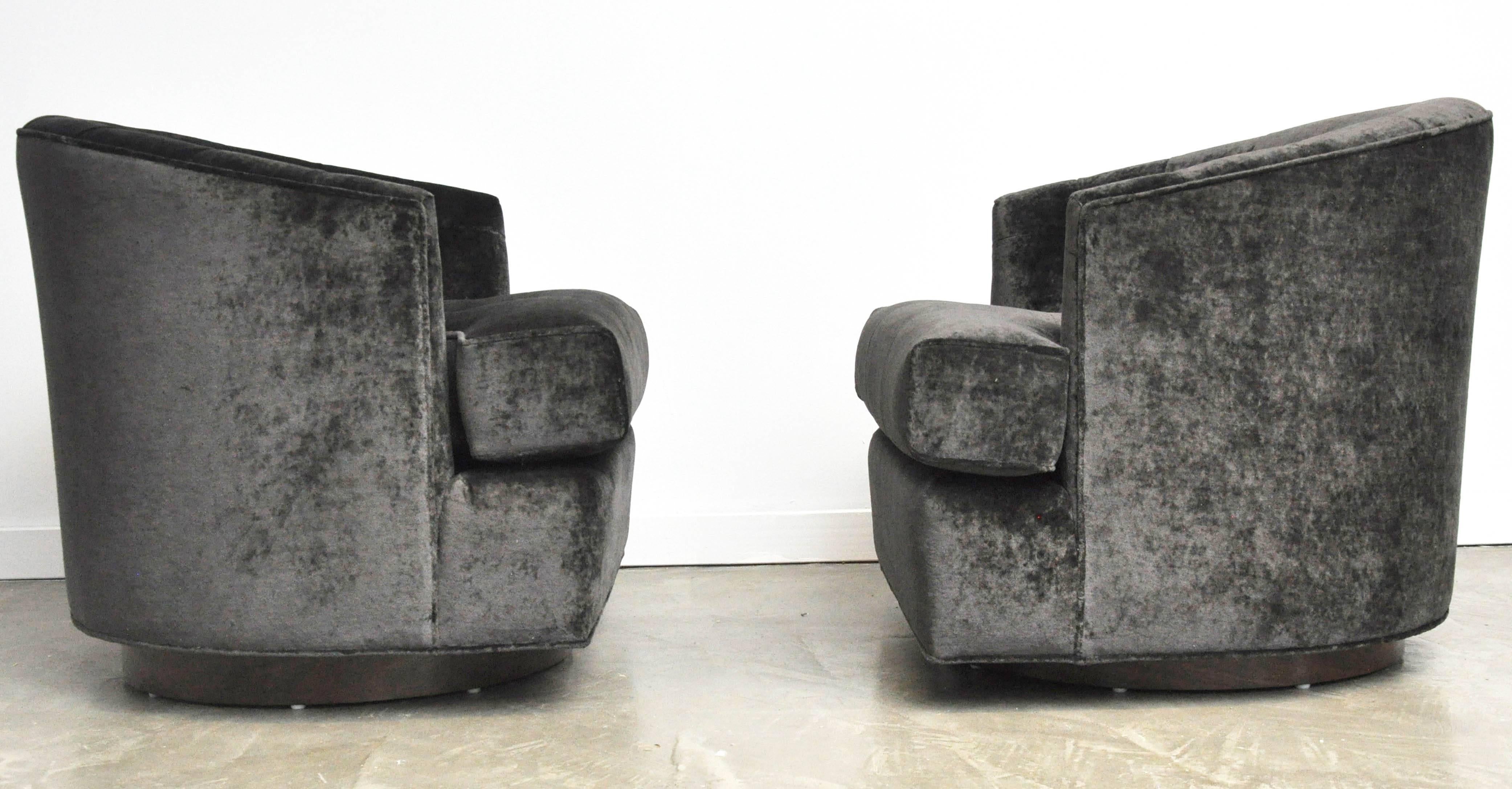 Milo Baughman Swivel Chairs for Directional In Excellent Condition In Chicago, IL