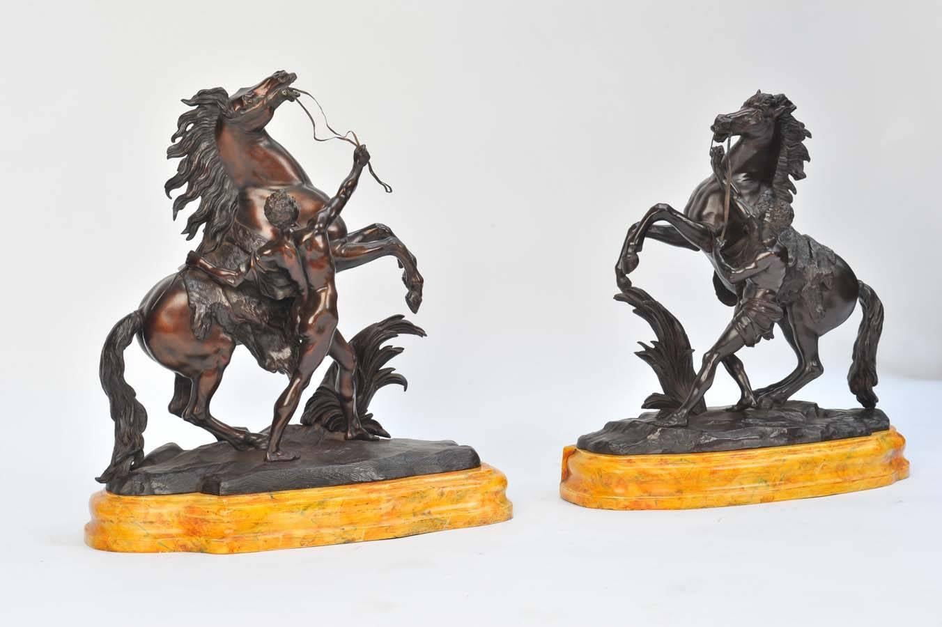 Français Paire de grands chevaux marley en bronze du 19ème siècle sur pied en vente