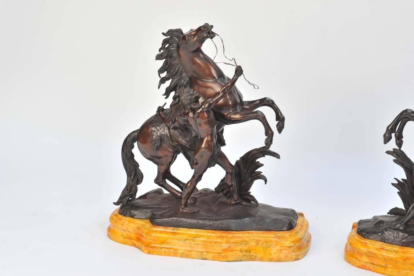 Moulage Paire de grands chevaux marley en bronze du 19ème siècle sur pied en vente