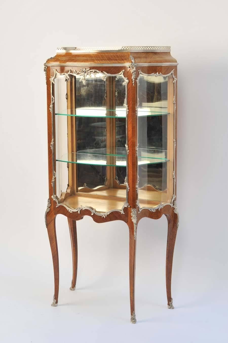 A fine quality French Kingwood Louis XV style vitrine, having silver plated mounts, serpentine glass to the front and sides, adjustable shelves and raised on cabriole legs.