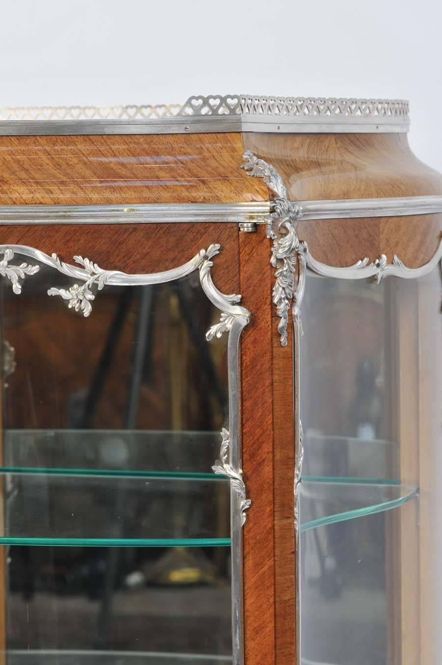 Francese Paul Sormani, Vitrina in stile Louis XV in vendita