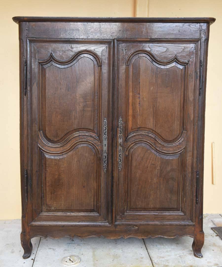 
This is a very nice solid oak French armoire which has the original patina dating back to the early 1800s.
It sits on French cabriole style legs there are two doors with the original key plates in brass.
Measurements are 60 1/2