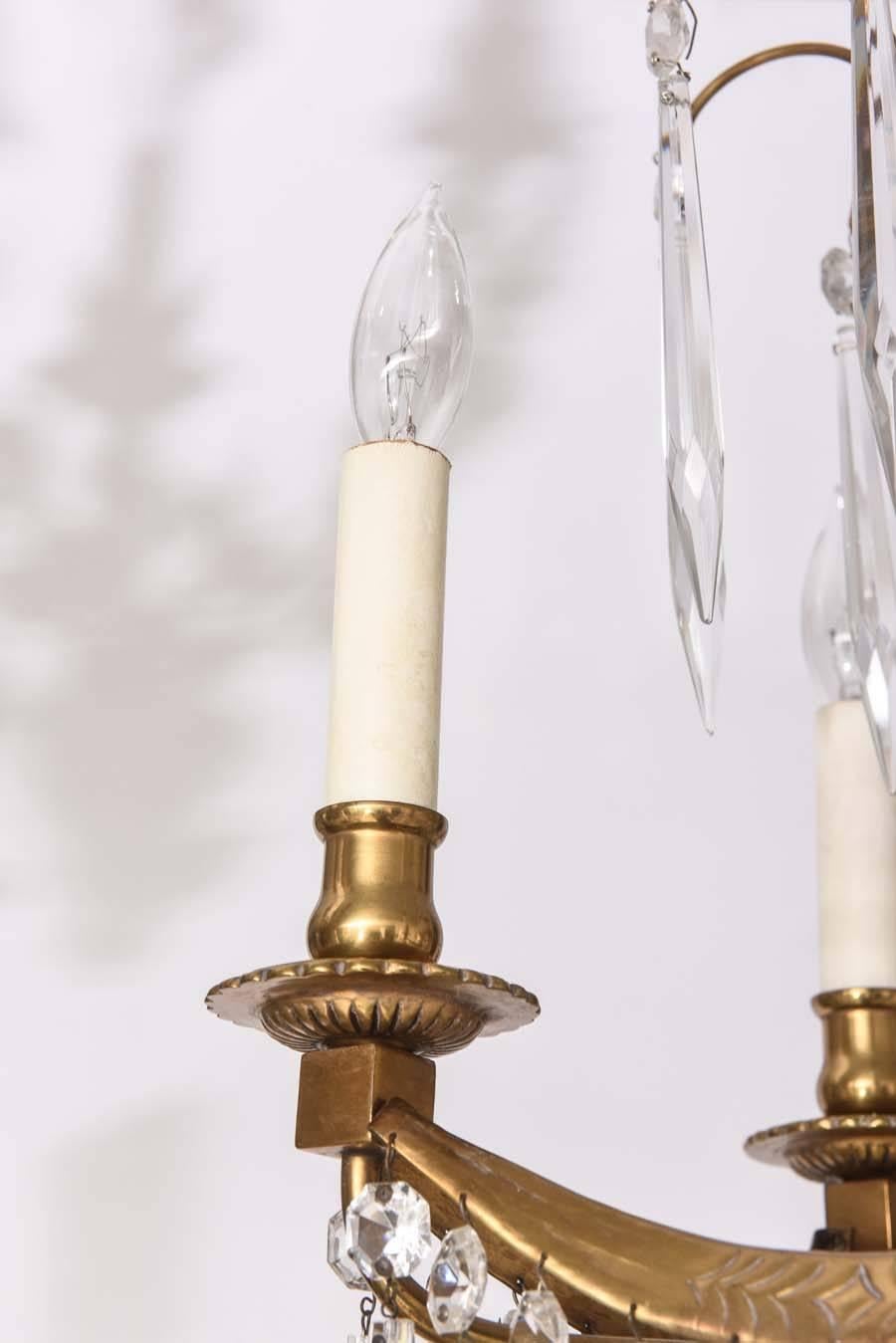 Gustavien Lustre à quatre lumières en bronze et cristal de style Louis XVI du 19ème siècle, style gustavien en vente