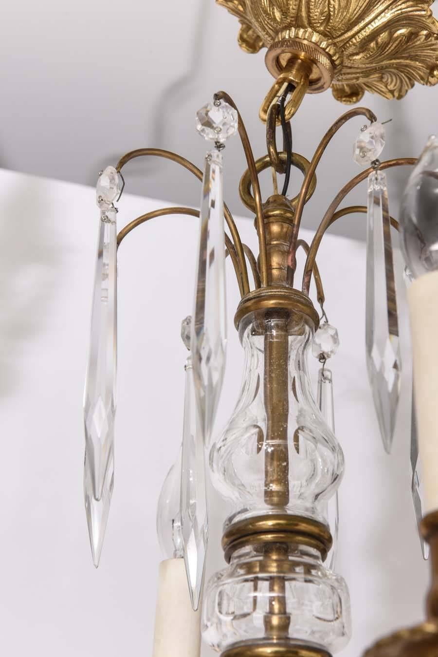 XIXe siècle Lustre à quatre lumières en bronze et cristal de style Louis XVI du 19ème siècle, style gustavien en vente