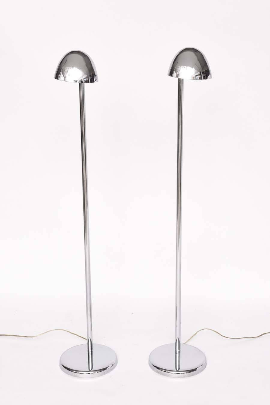 Art déco Paire de lampadaires américains de style Art Déco en aluminium et métal chromé, années 1960 en vente