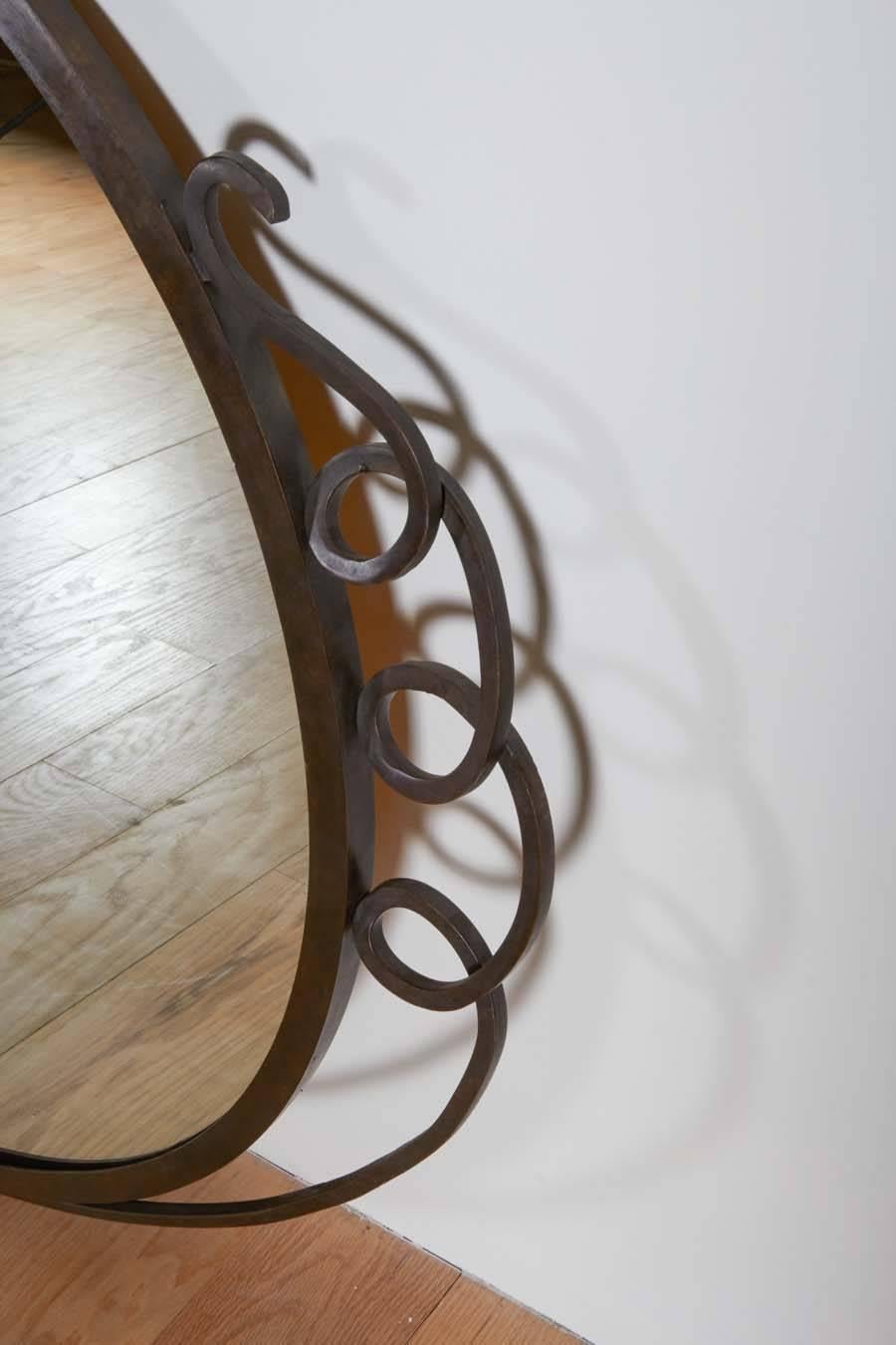 Round mirror, circa 1980.
Patinated bronze frame.

 