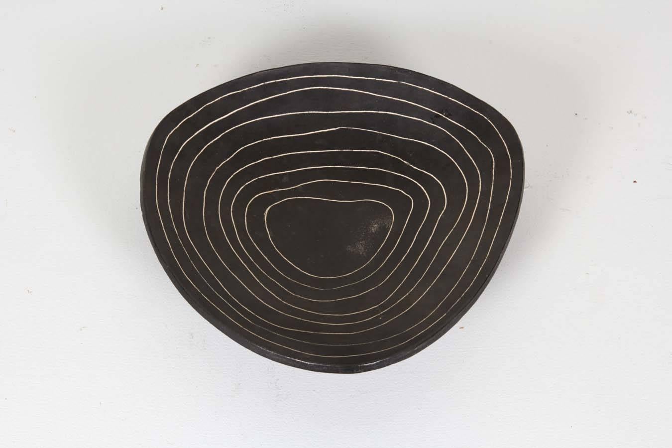 Marianne Vissiere, 2015.
Ceramic bowl black glaze, white etched irregular lines.
Signed.